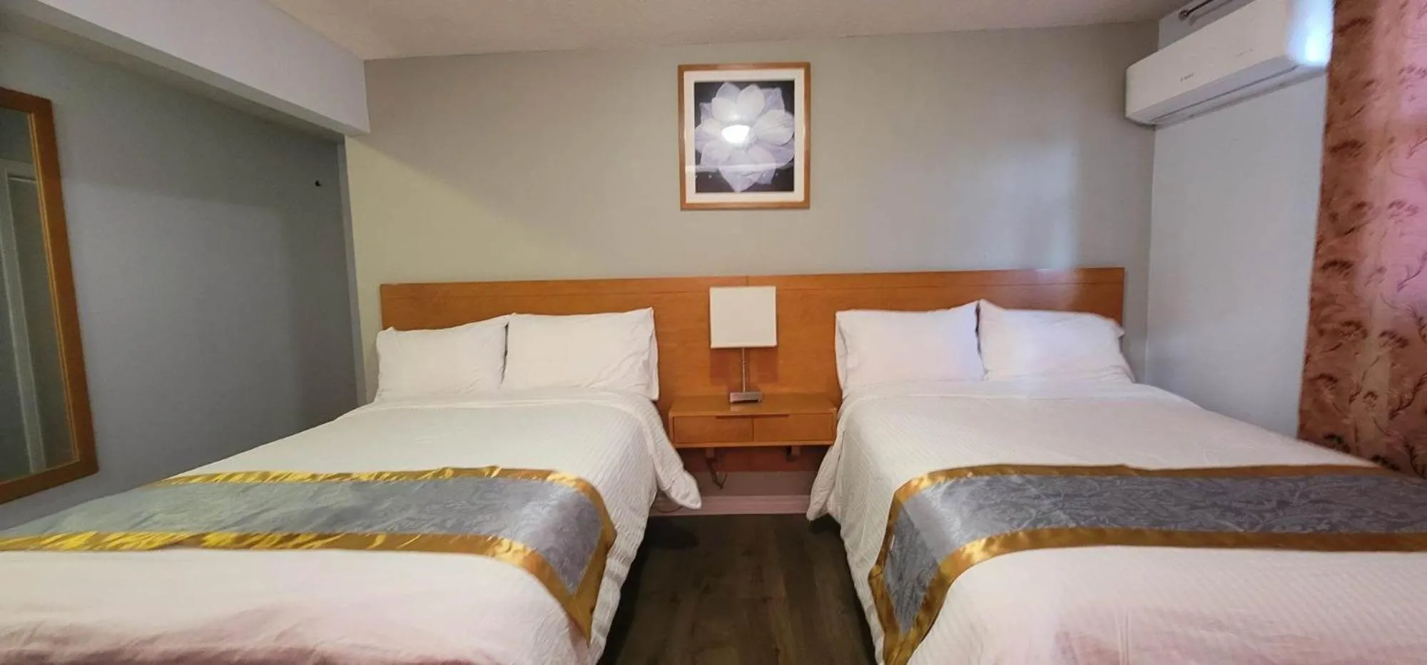 Bedroom, Bed in Niagara Inn