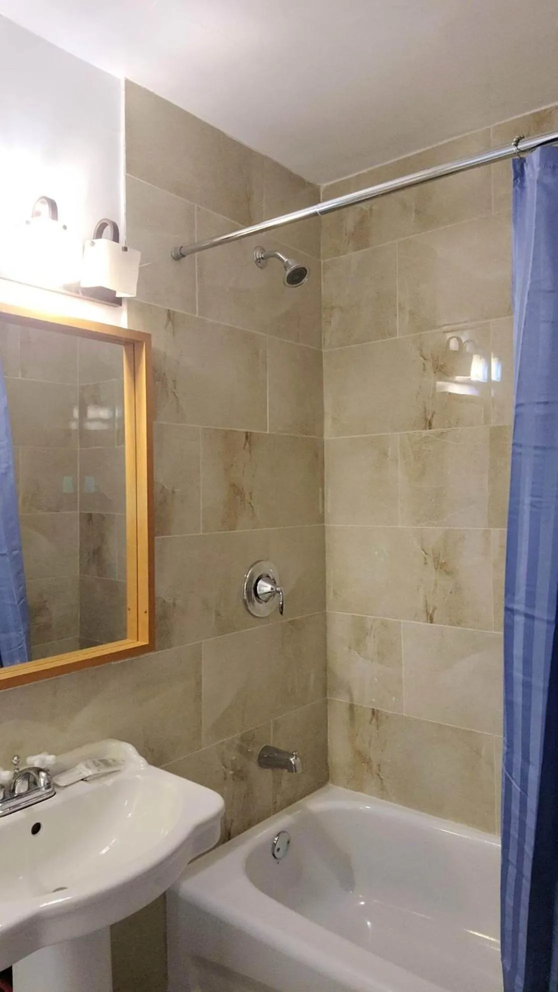 Bathroom in Niagara Inn