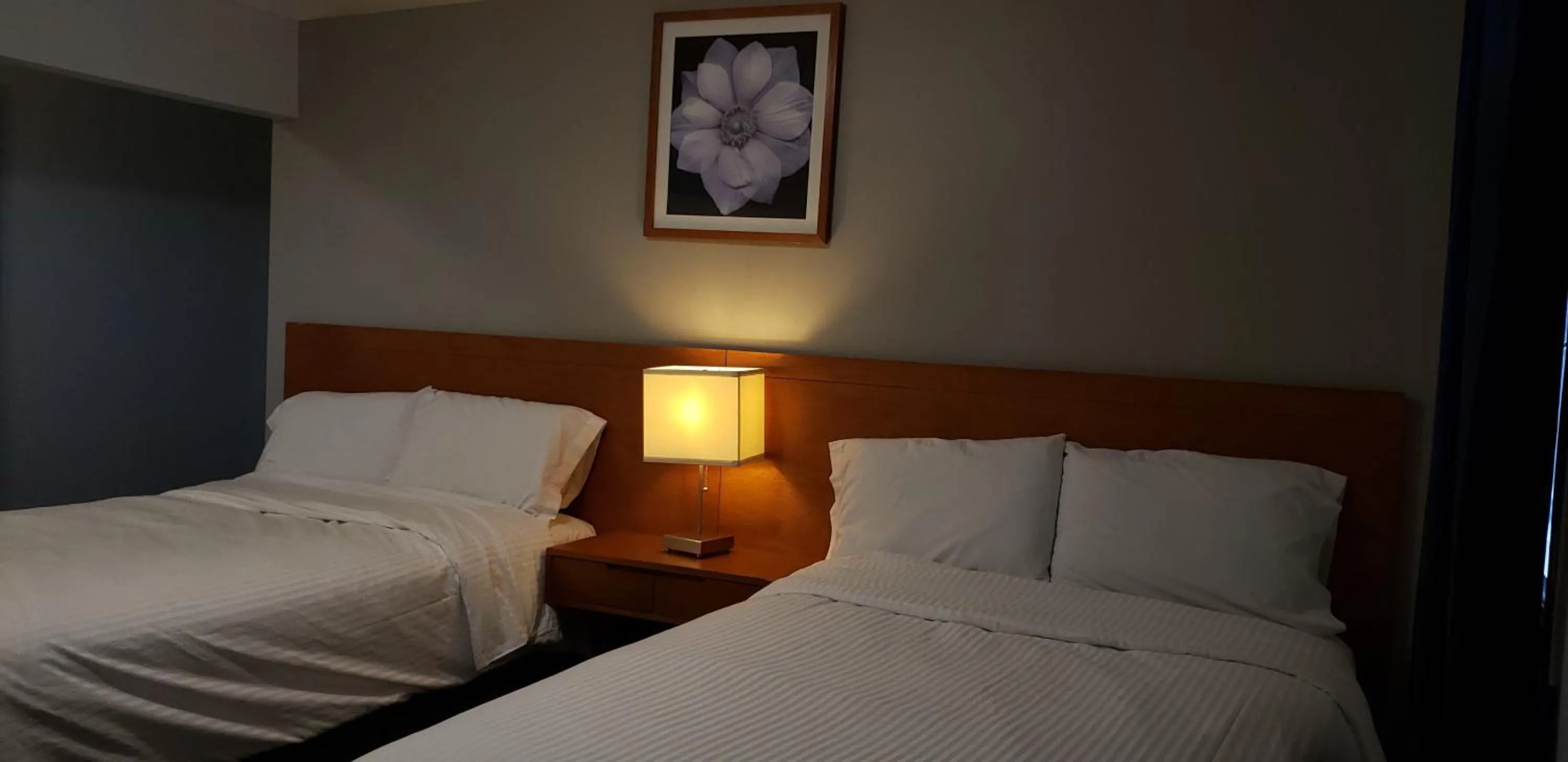 Bedroom, Bed in Niagara Inn