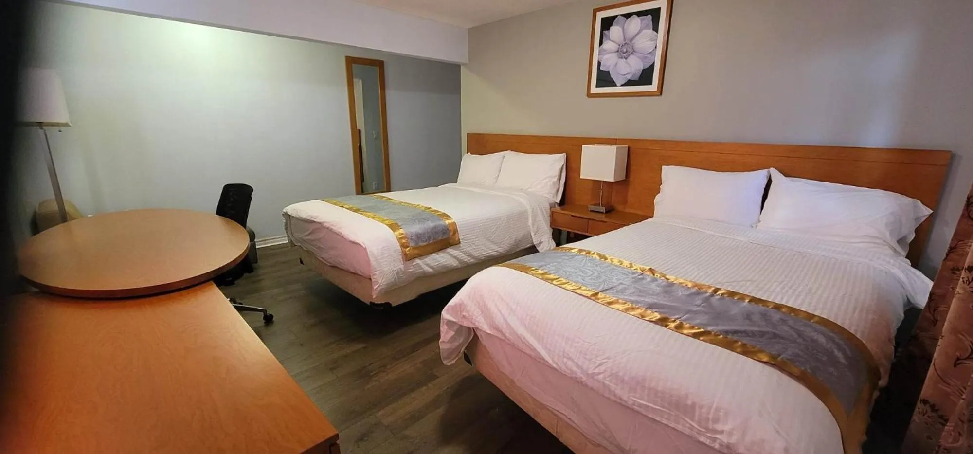 Bedroom, Bed in Niagara Inn