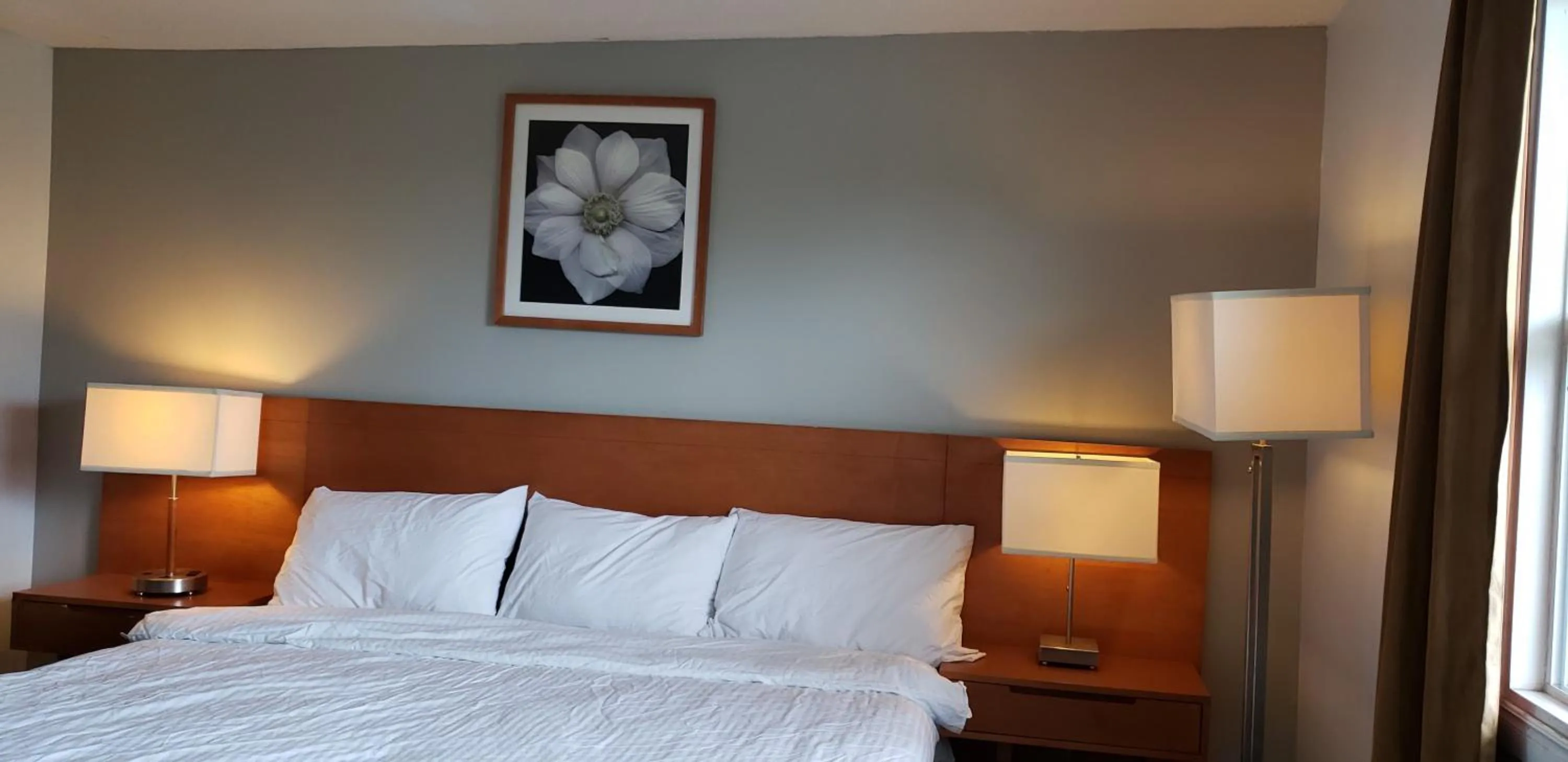 Bedroom, Bed in Niagara Inn