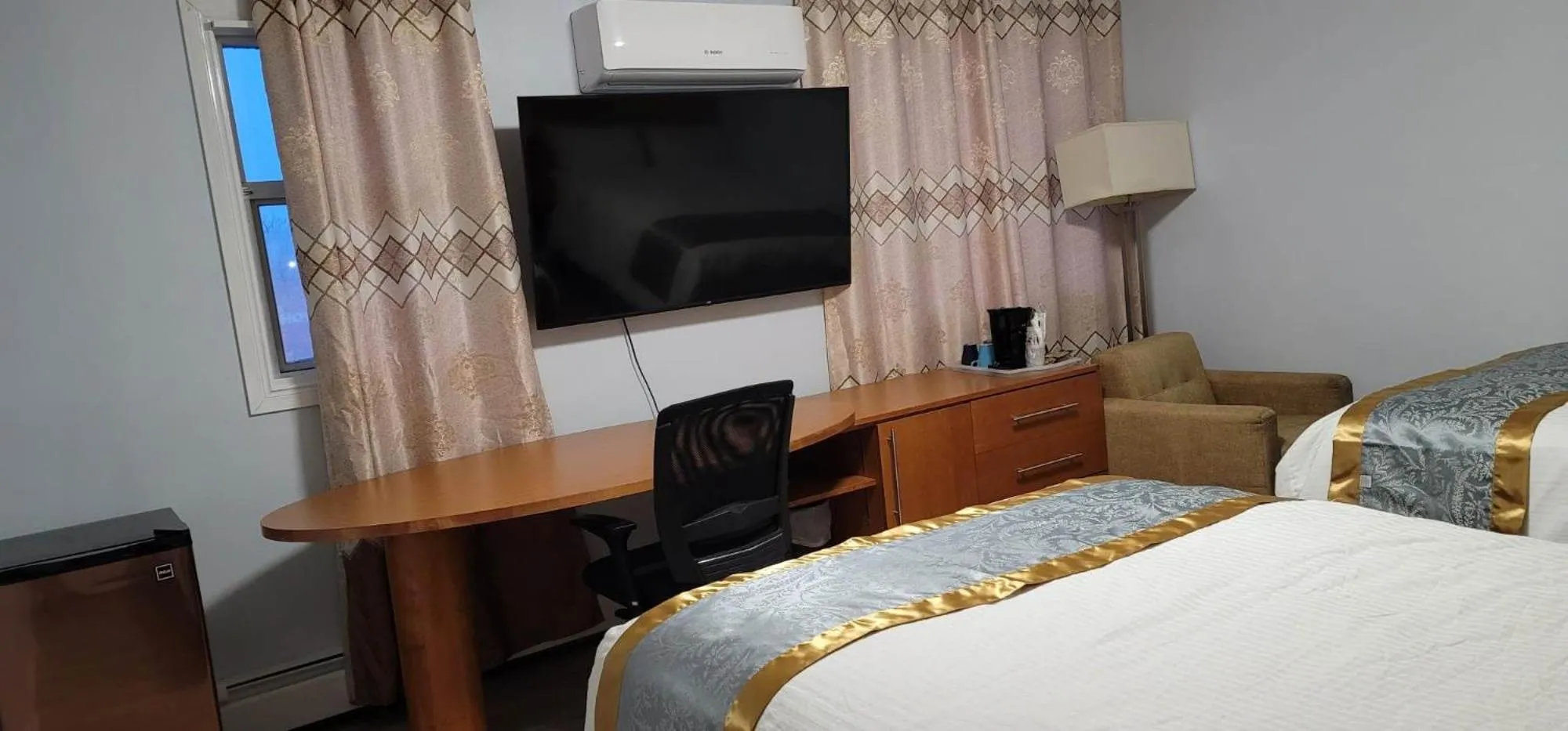 Bedroom, Bed in Niagara Inn