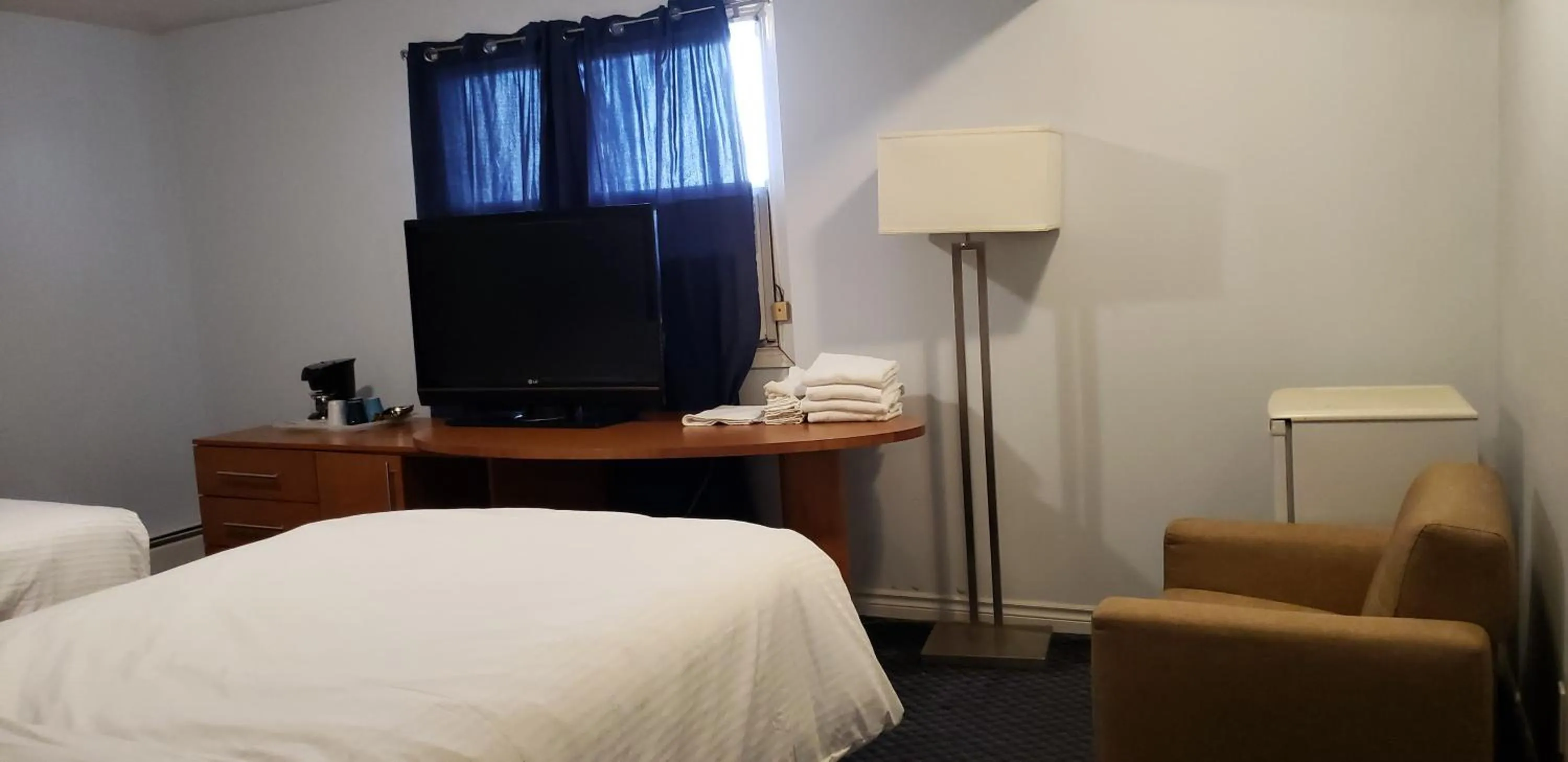 TV and multimedia, Bed in Niagara Inn