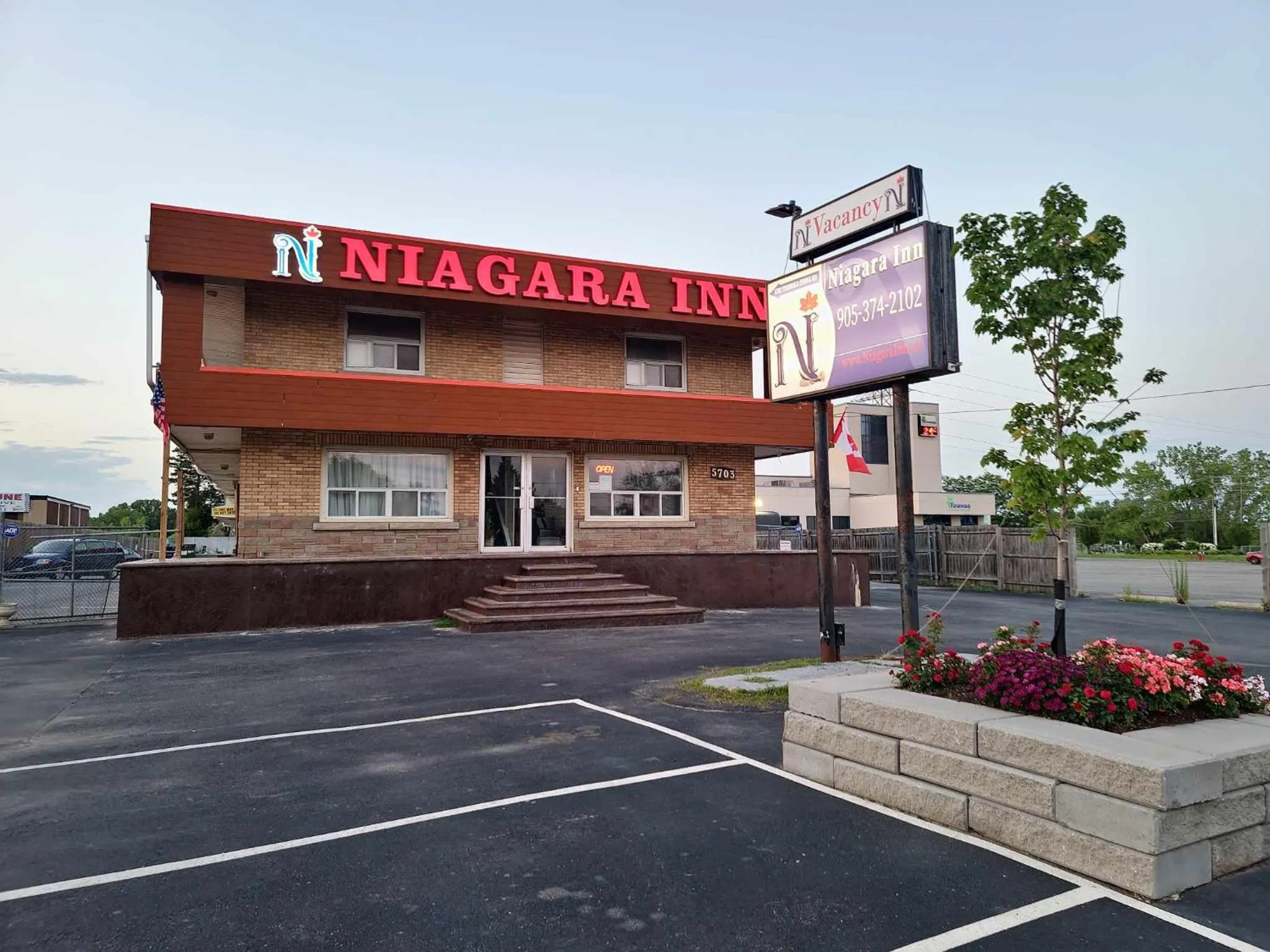 Property building in Niagara Inn