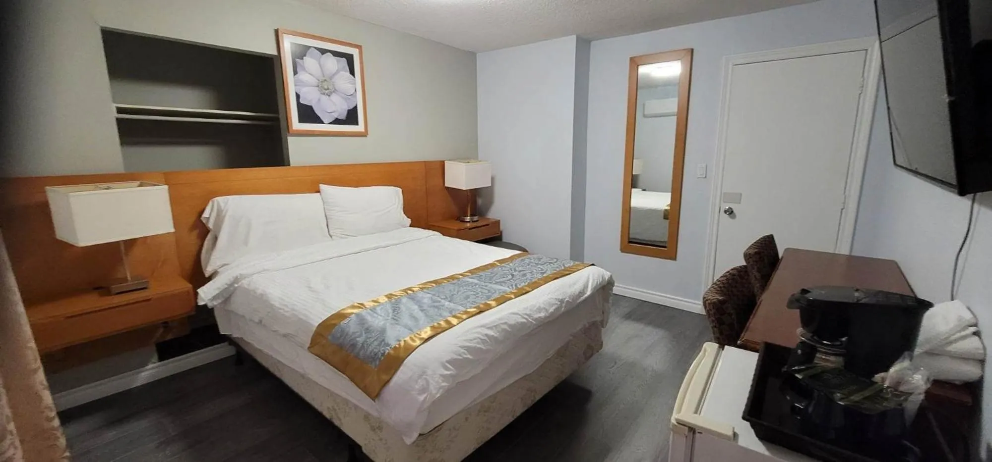 Bedroom, Bed in Niagara Inn