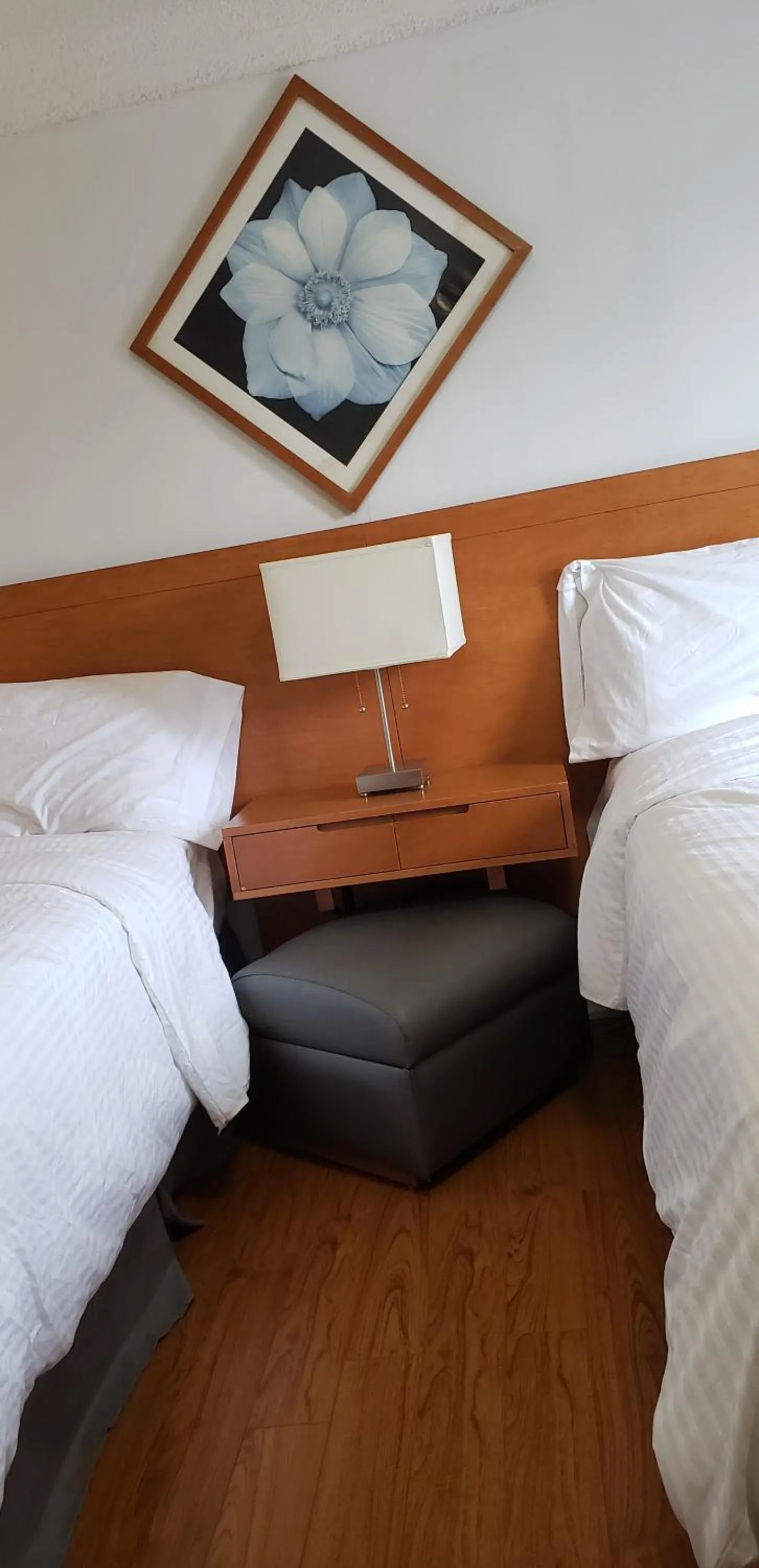 Bedroom, Bed in Niagara Inn