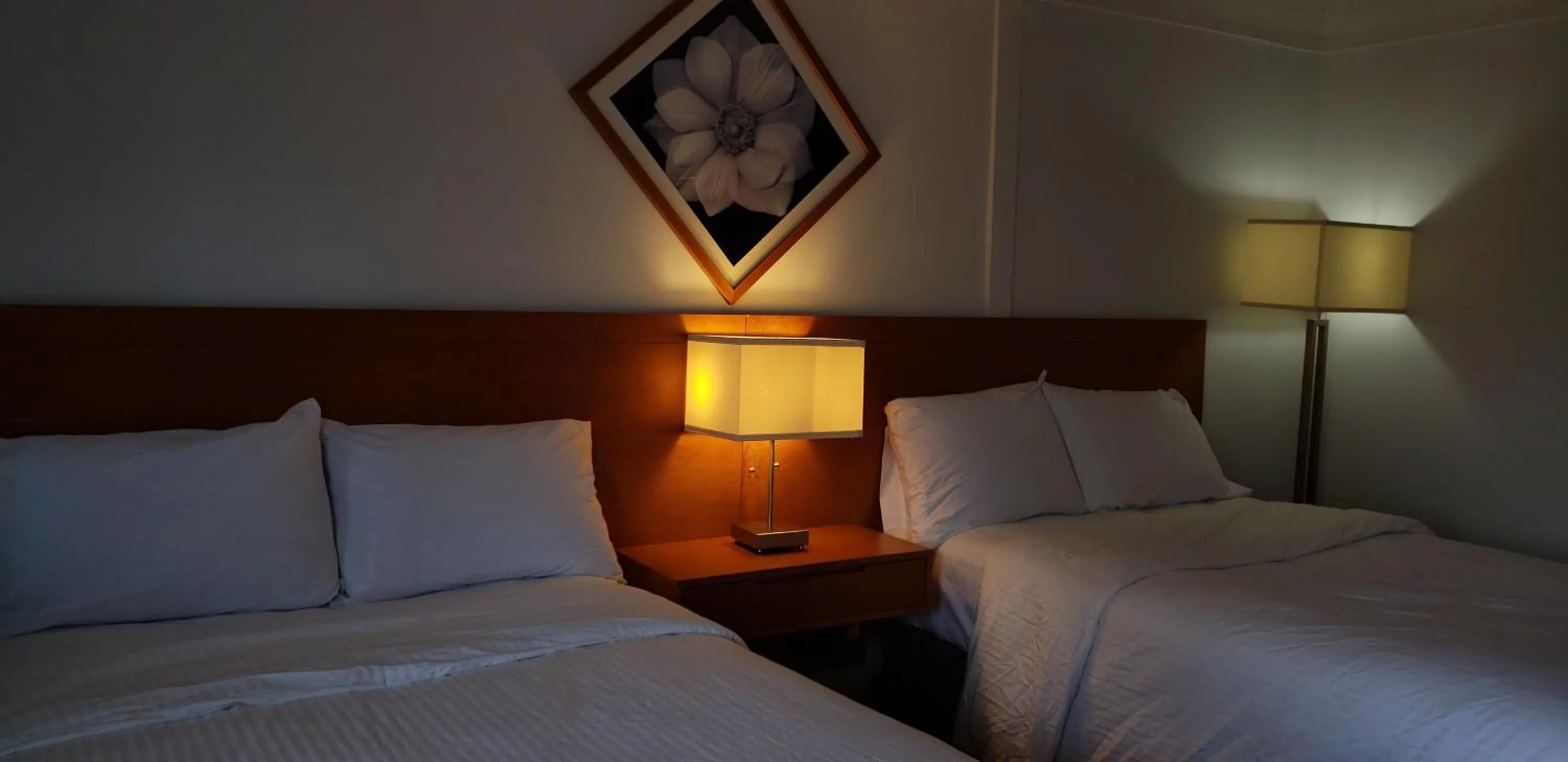 Bedroom, Bed in Niagara Inn