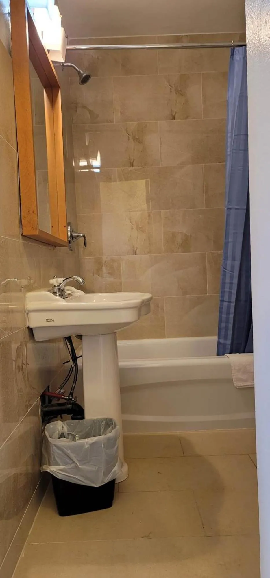 Bathroom in Niagara Inn