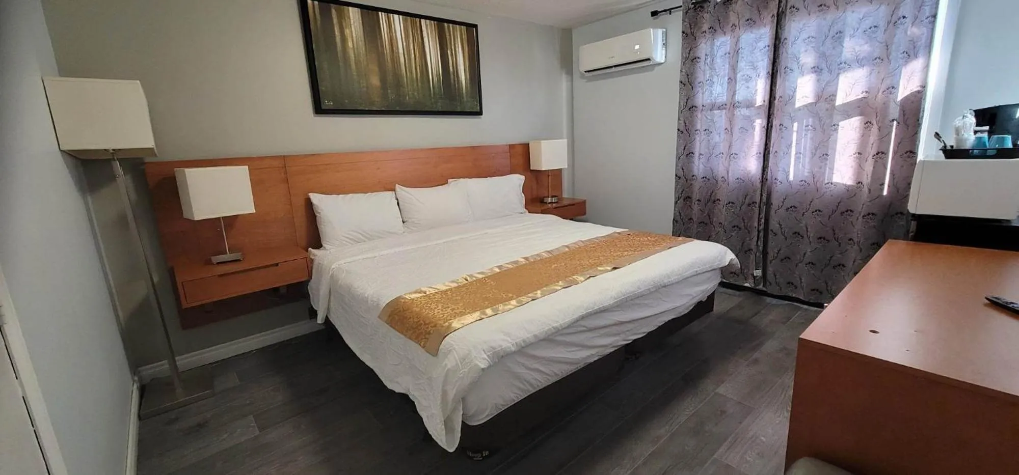 Bedroom, Bed in Niagara Inn