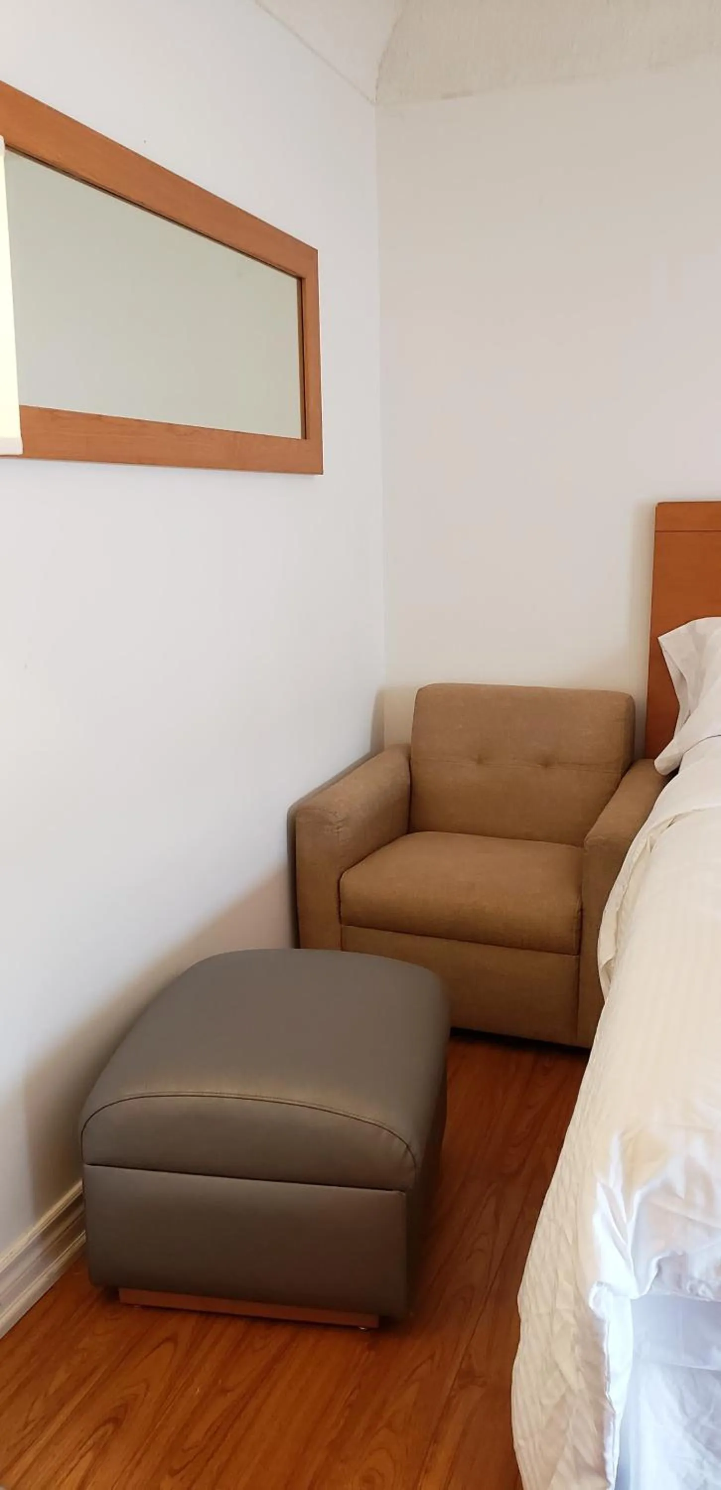 Bedroom, Bed in Niagara Inn