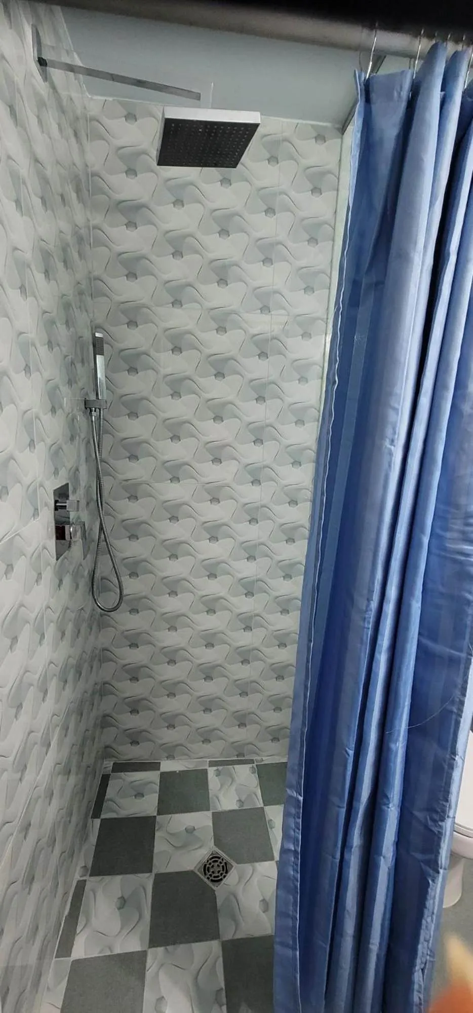 Shower in Niagara Inn