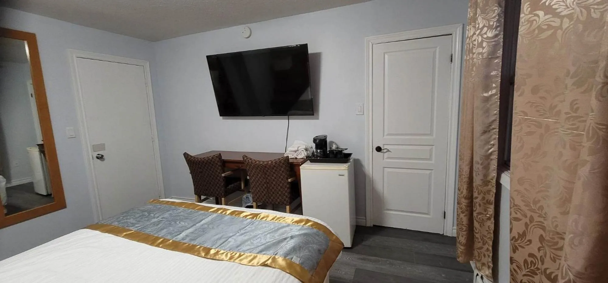 Bedroom, Bed in Niagara Inn