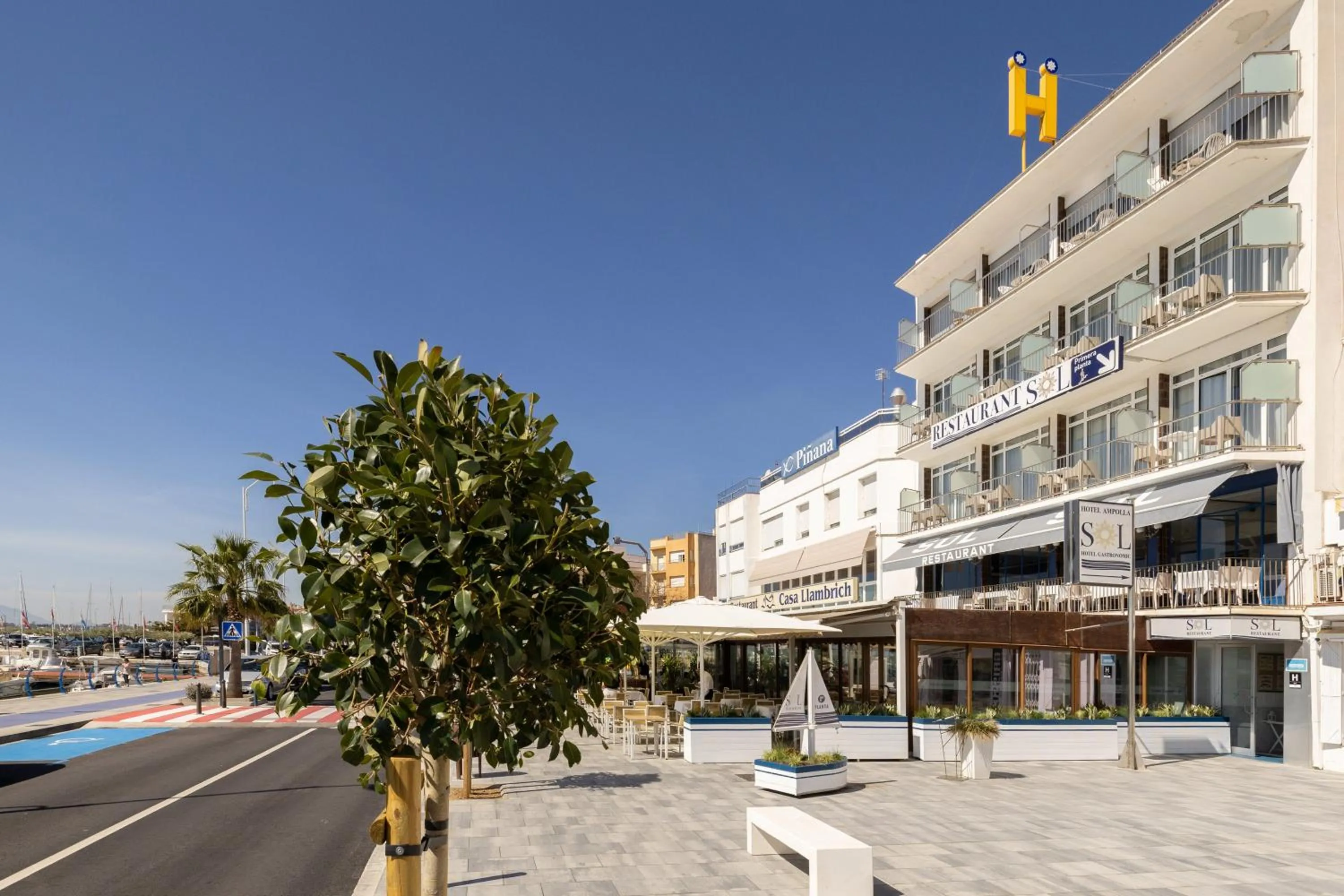 Property building in Hotel Ampolla Sol