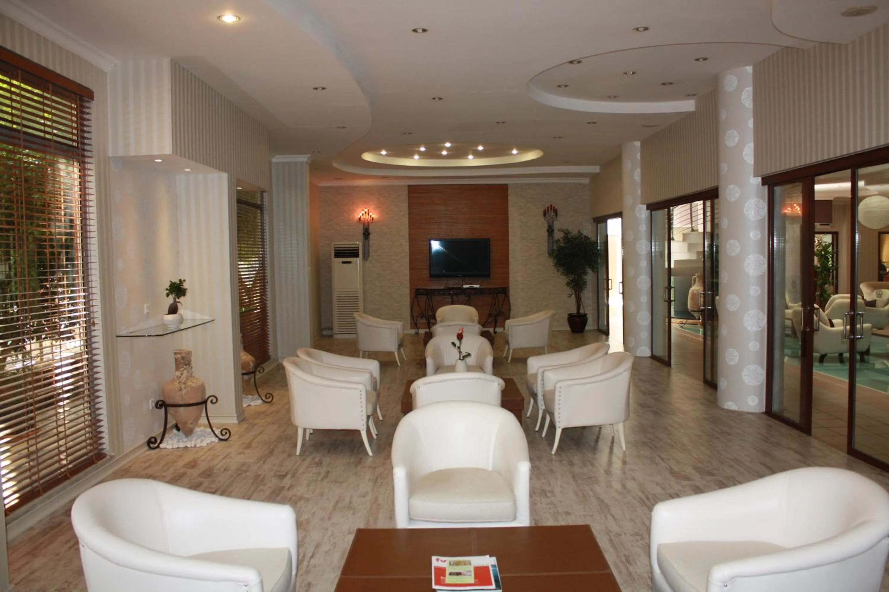 TV and multimedia in Romance Beach Hotel