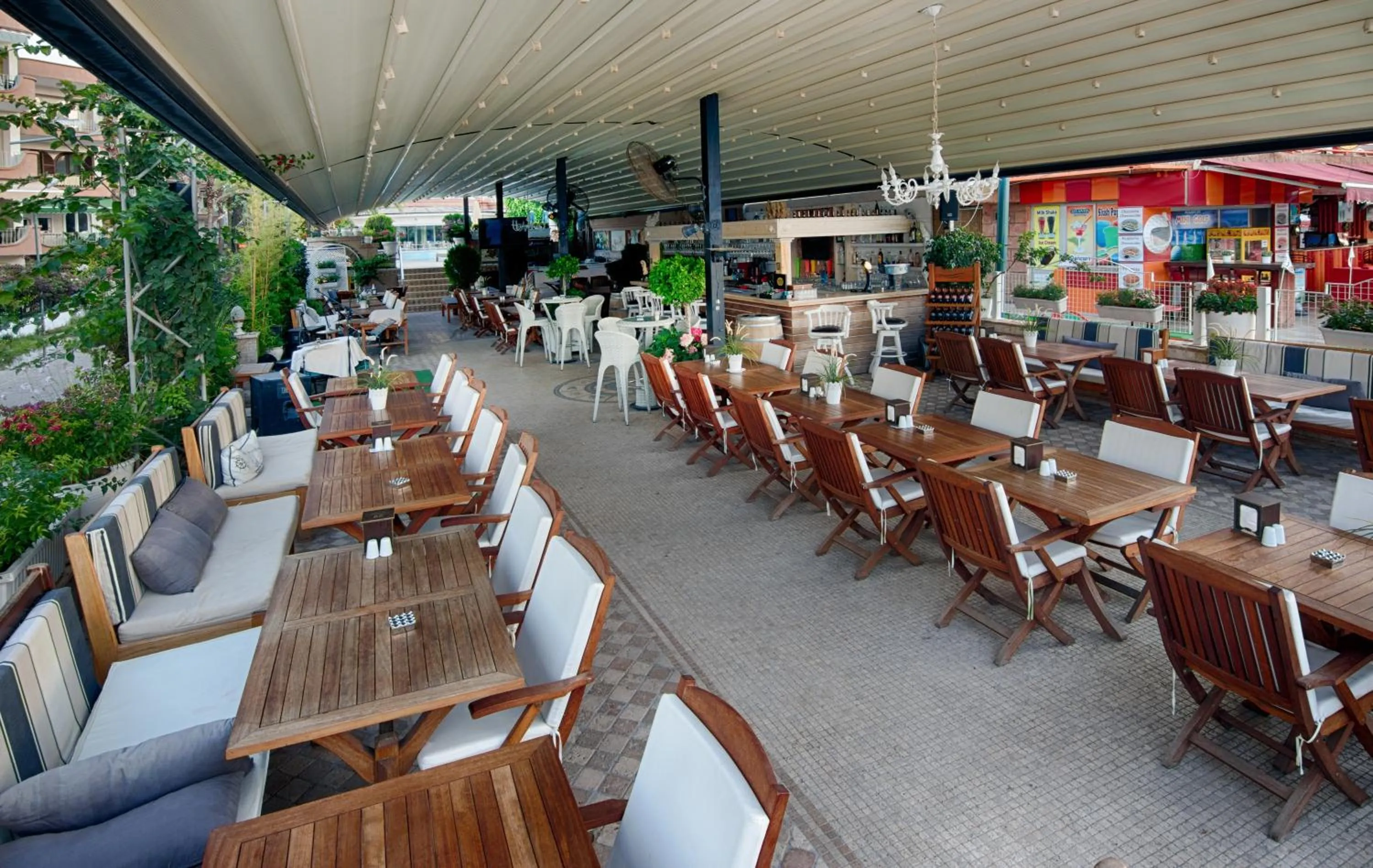 Restaurant/places to eat in Romance Beach Hotel