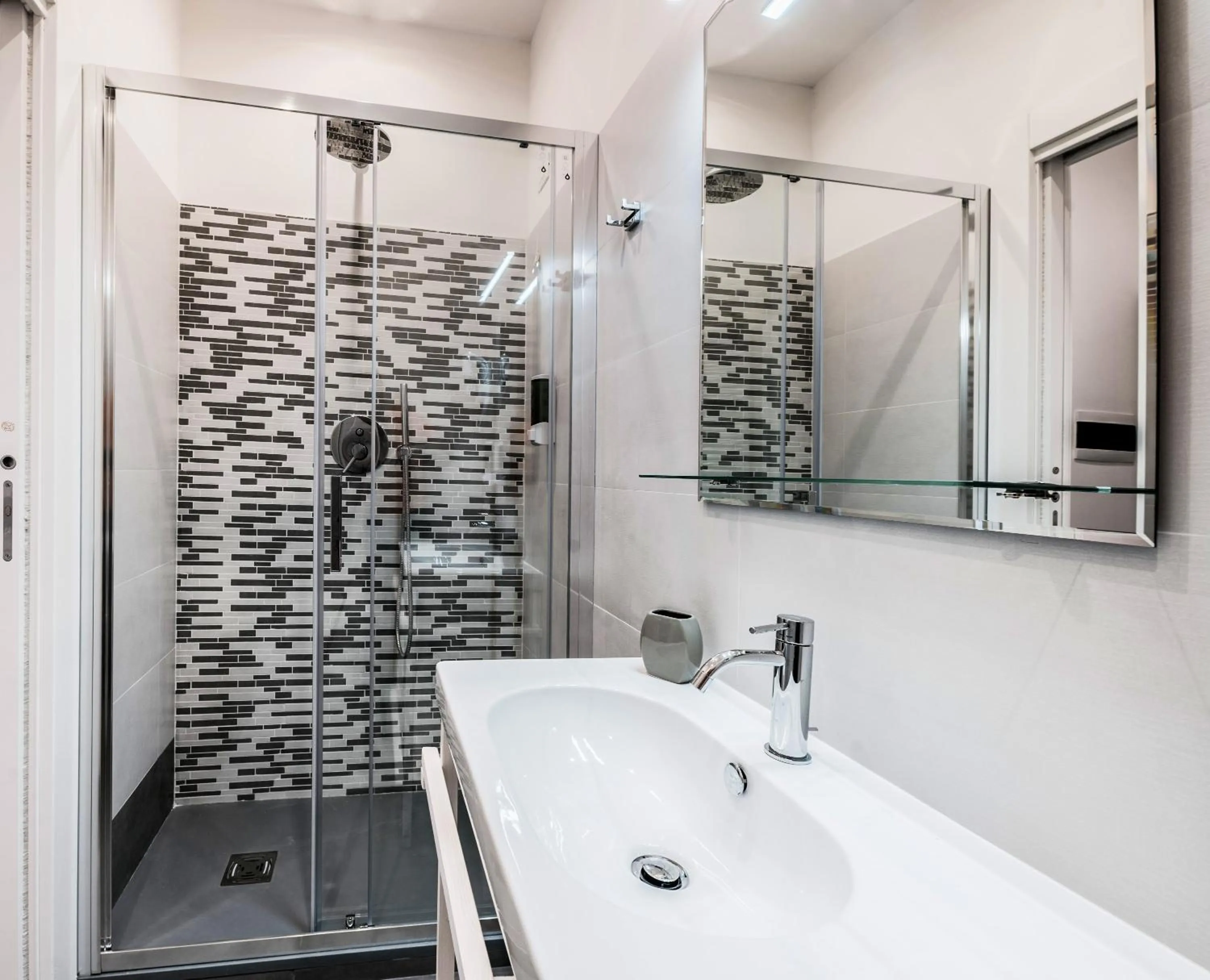 Shower in Lele Rooms San Lorenzo