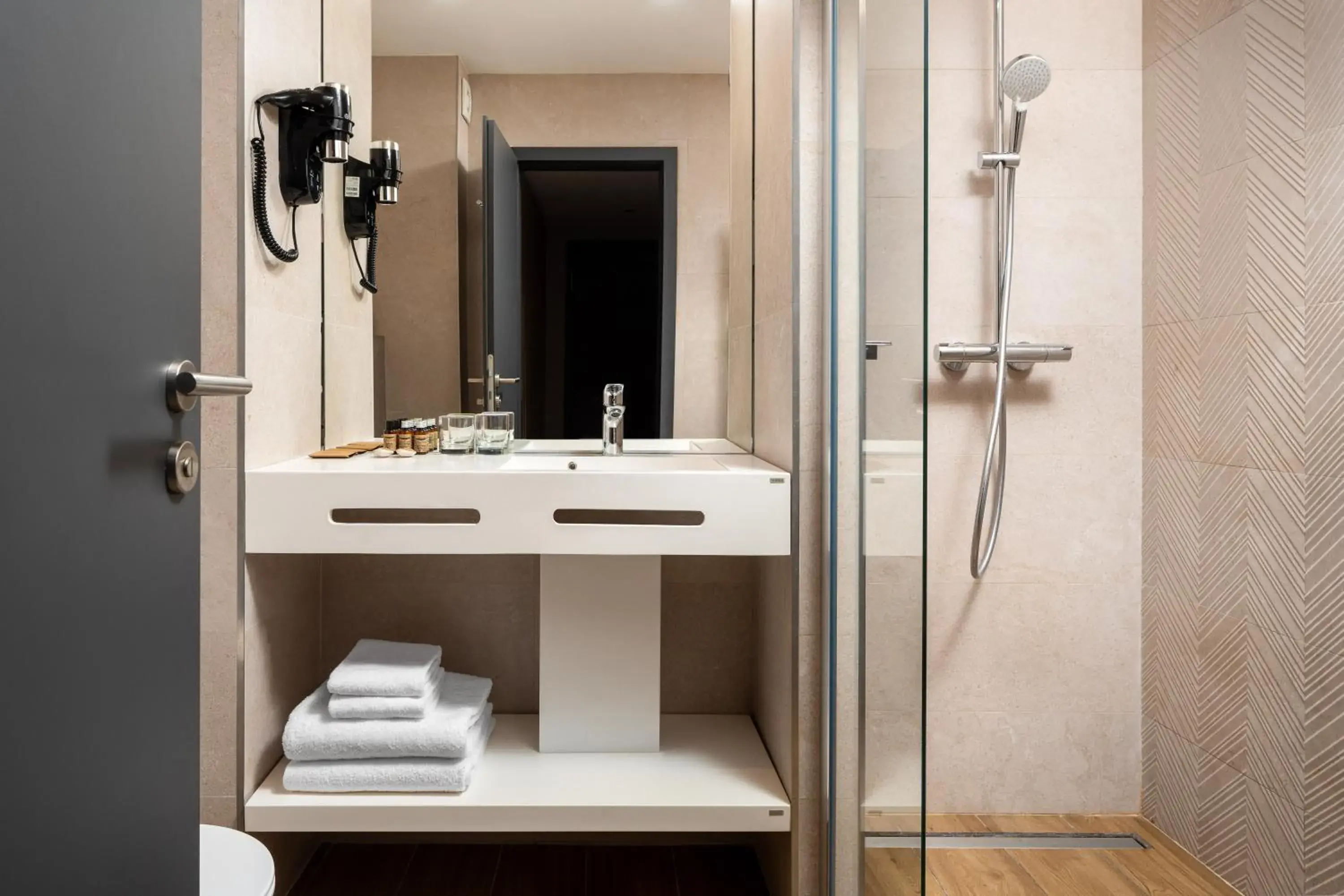 Single Room and free swimming pool access in Hotel Alexandrion Experience Single Room and free swimming pool access in Hotel Alexandrion Experience