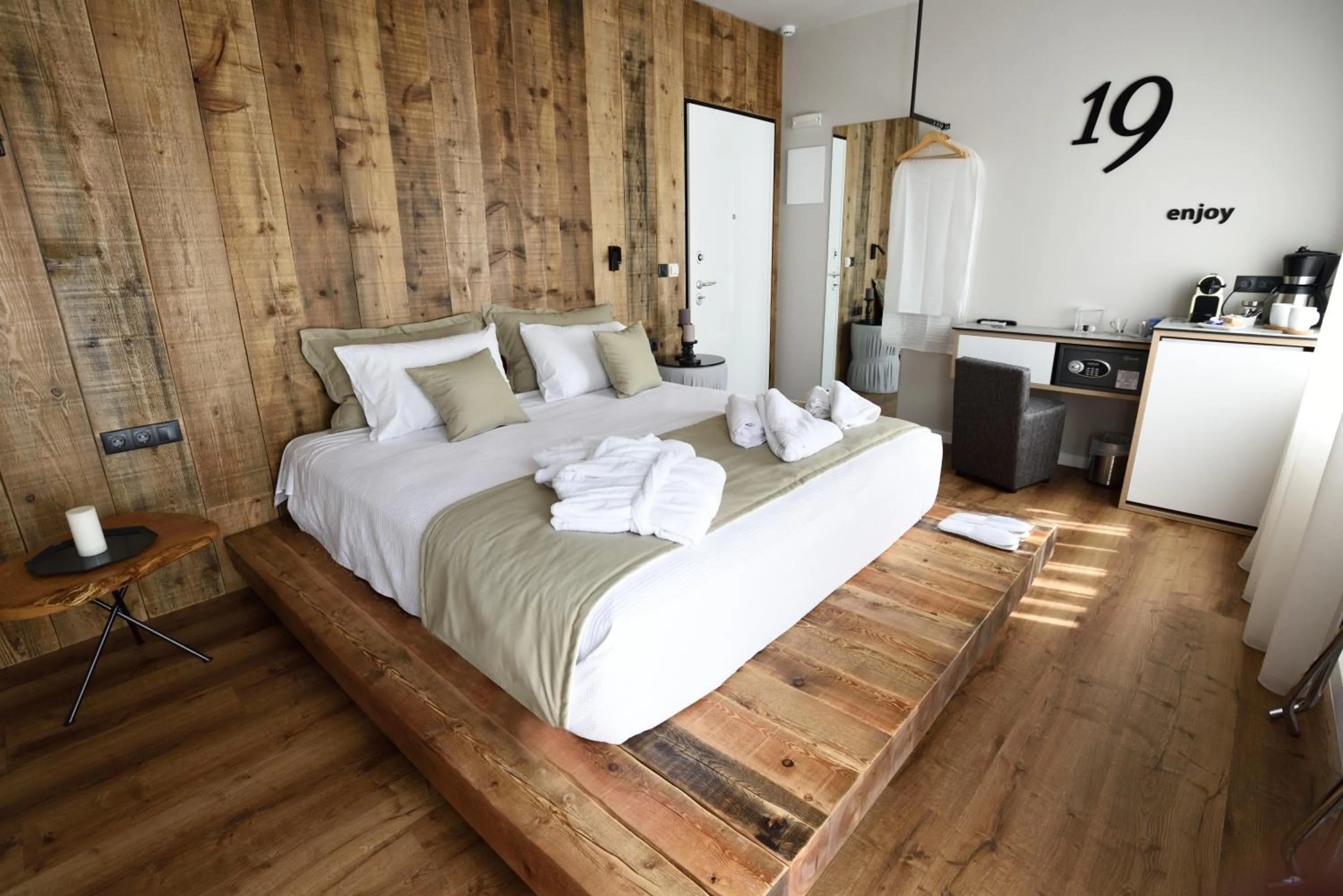 Bed in Magnifique Luxury Suites