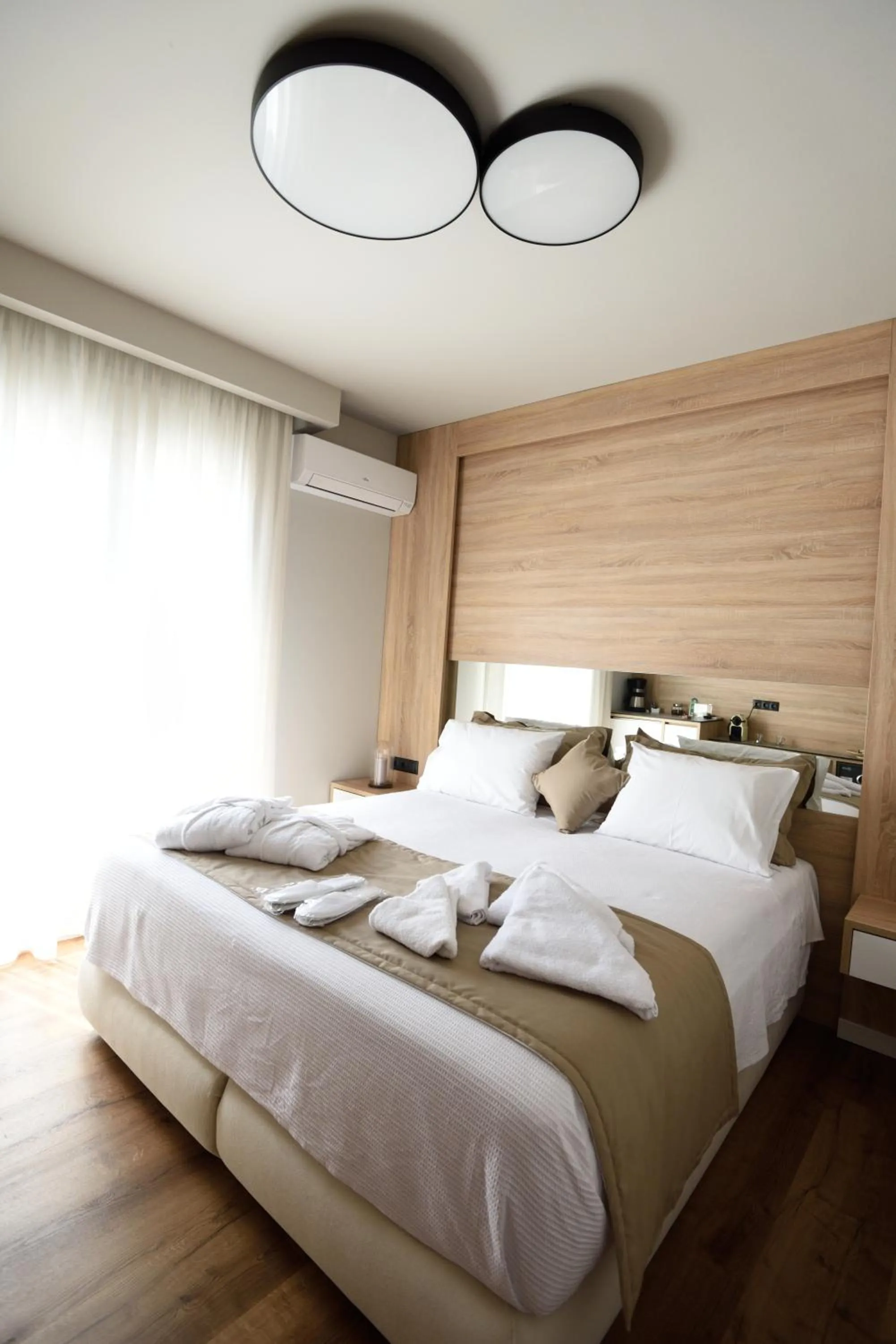 Bed in Magnifique Luxury Suites