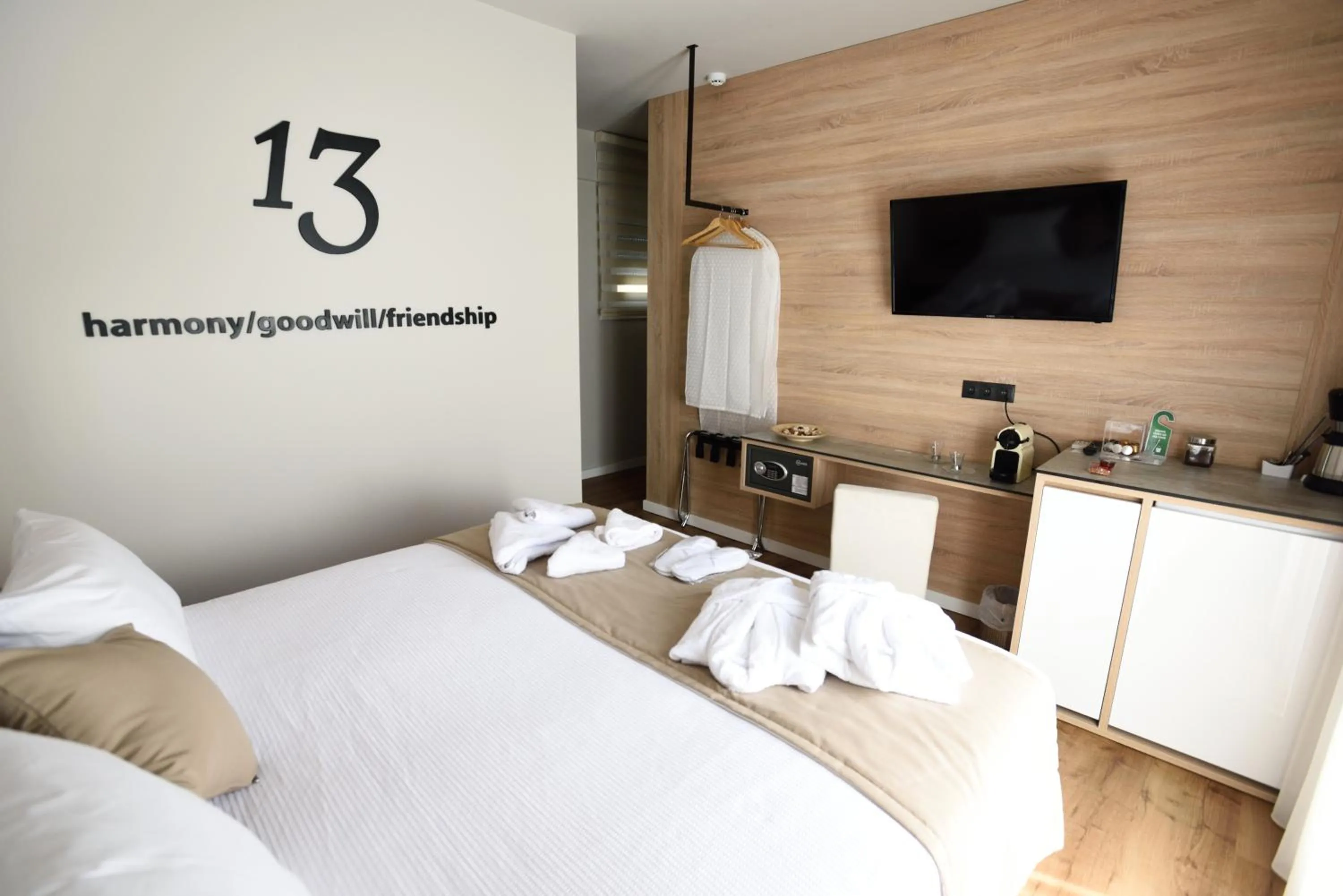 Bed in Magnifique Luxury Suites