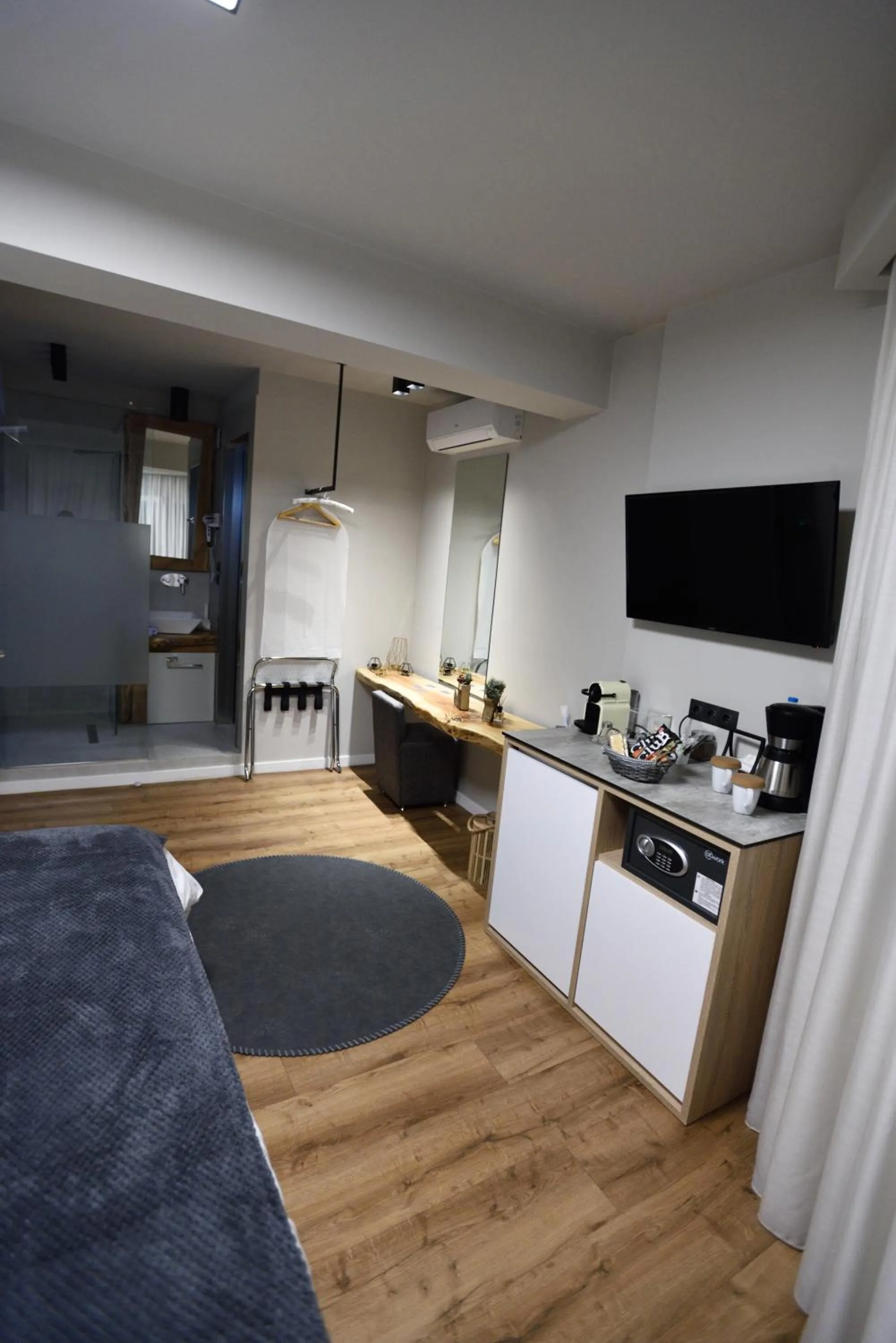 Bed in Magnifique Luxury Suites