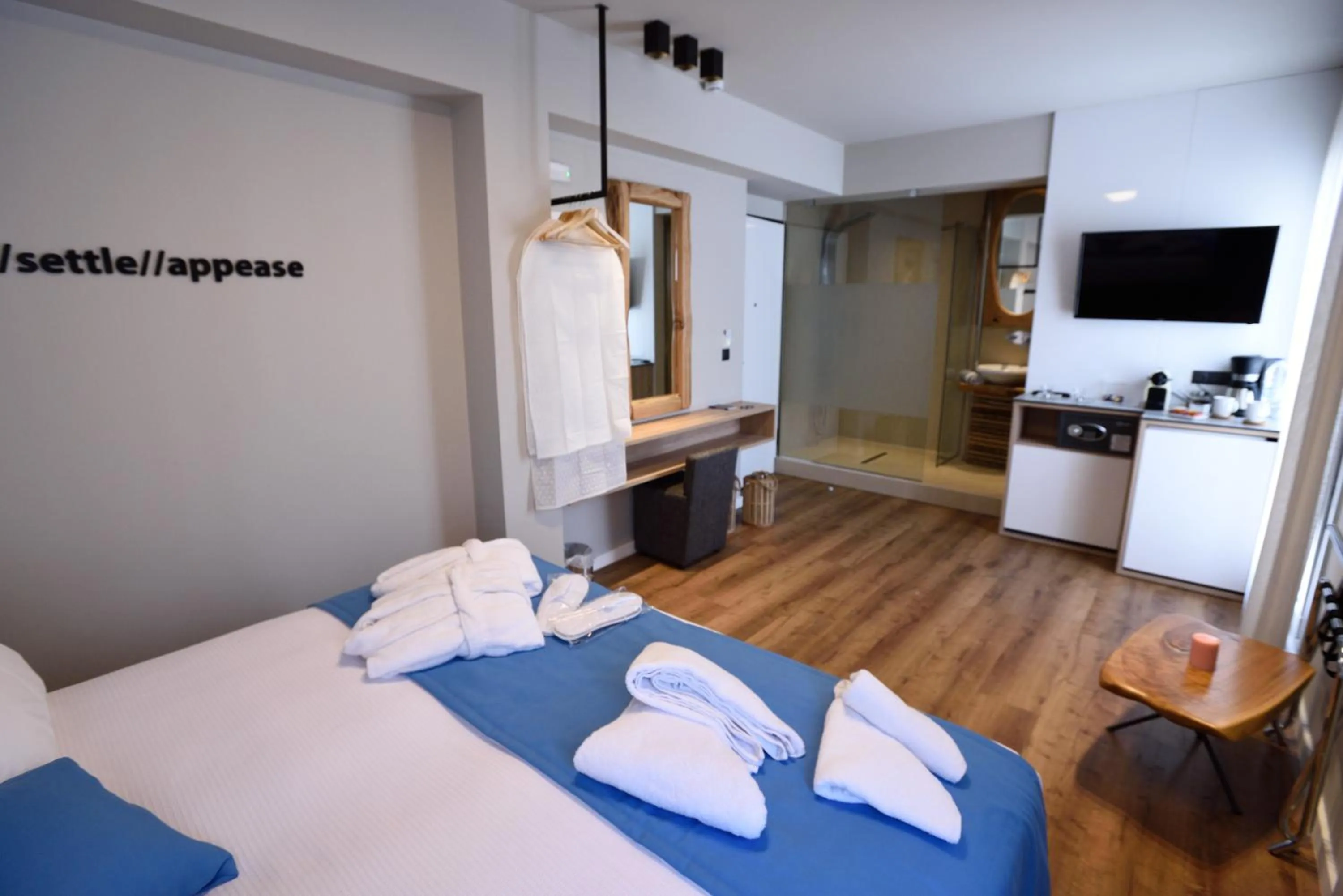 Bed in Magnifique Luxury Suites