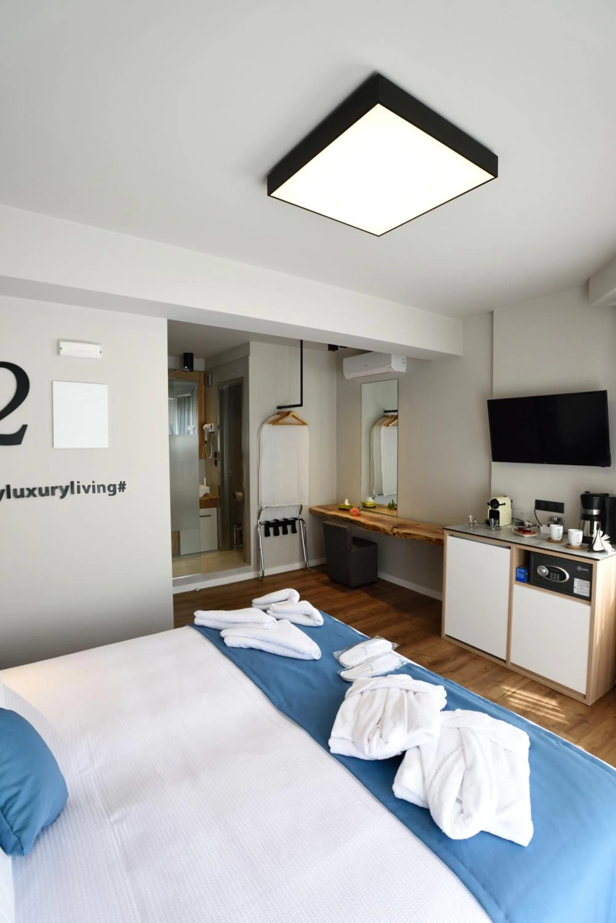 Bed in Magnifique Luxury Suites