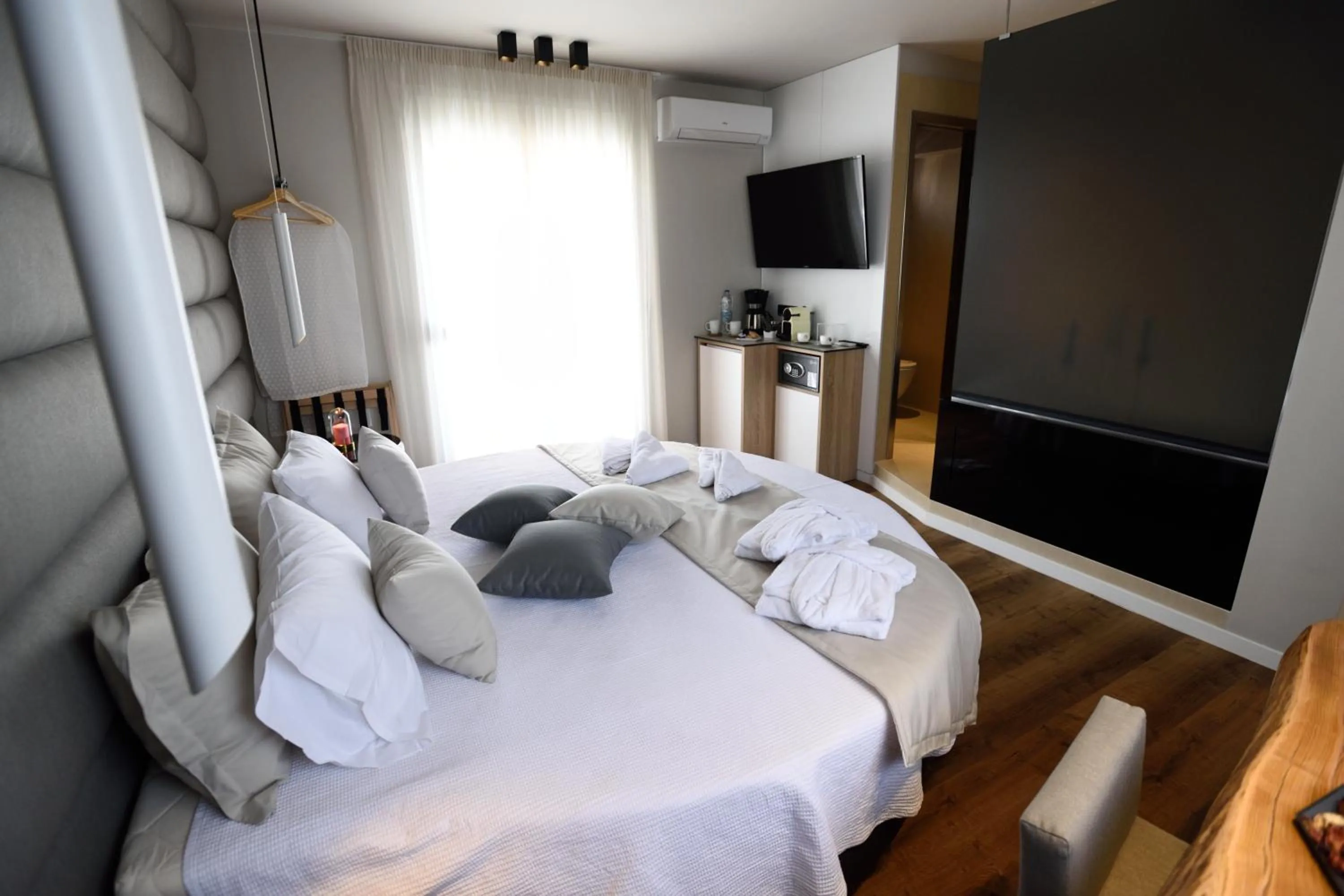 Bed in Magnifique Luxury Suites