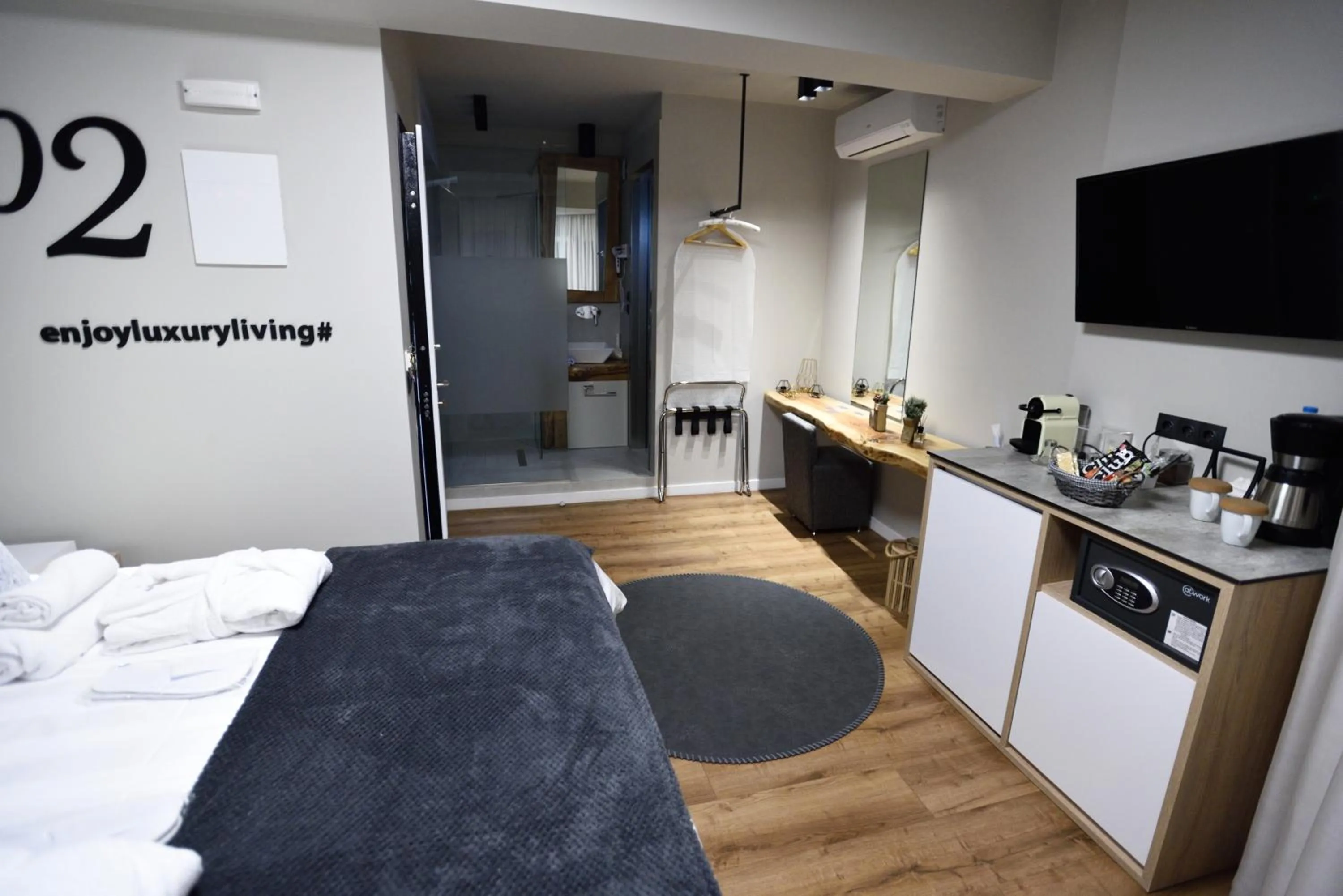 Bed in Magnifique Luxury Suites