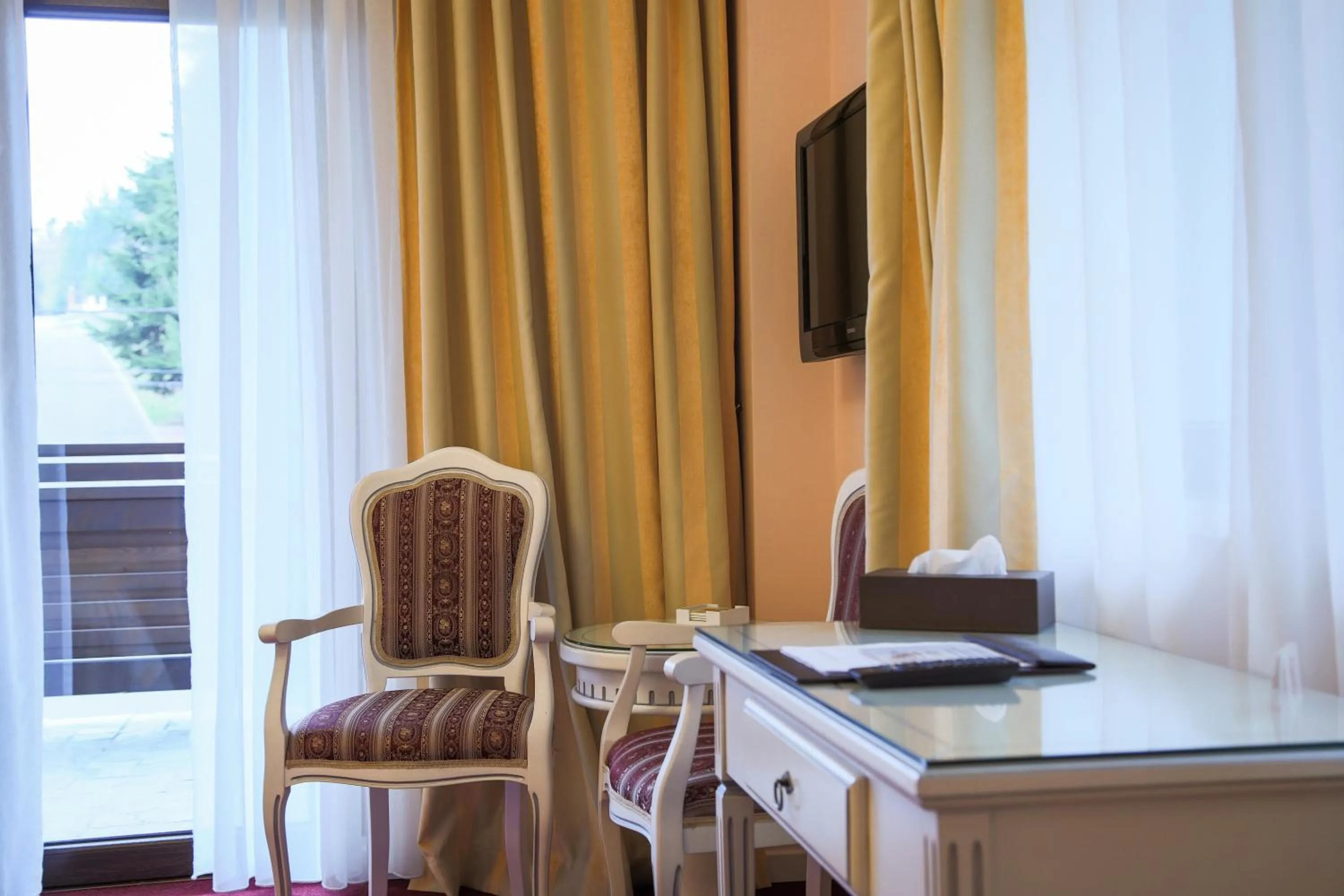 Photo of the whole room in Hotel Foisorul cu Flori