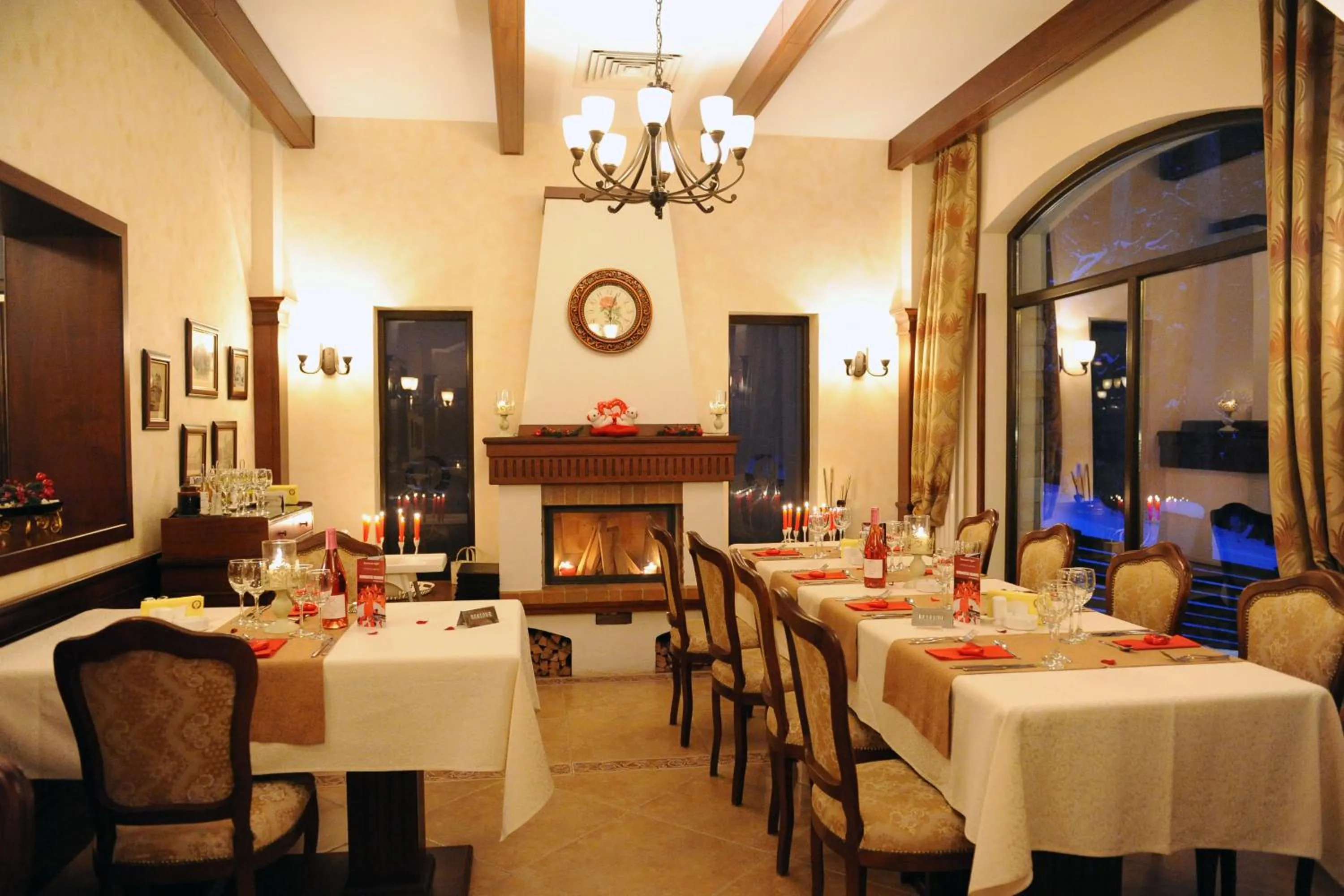 Restaurant/places to eat in Hotel Foisorul cu Flori
