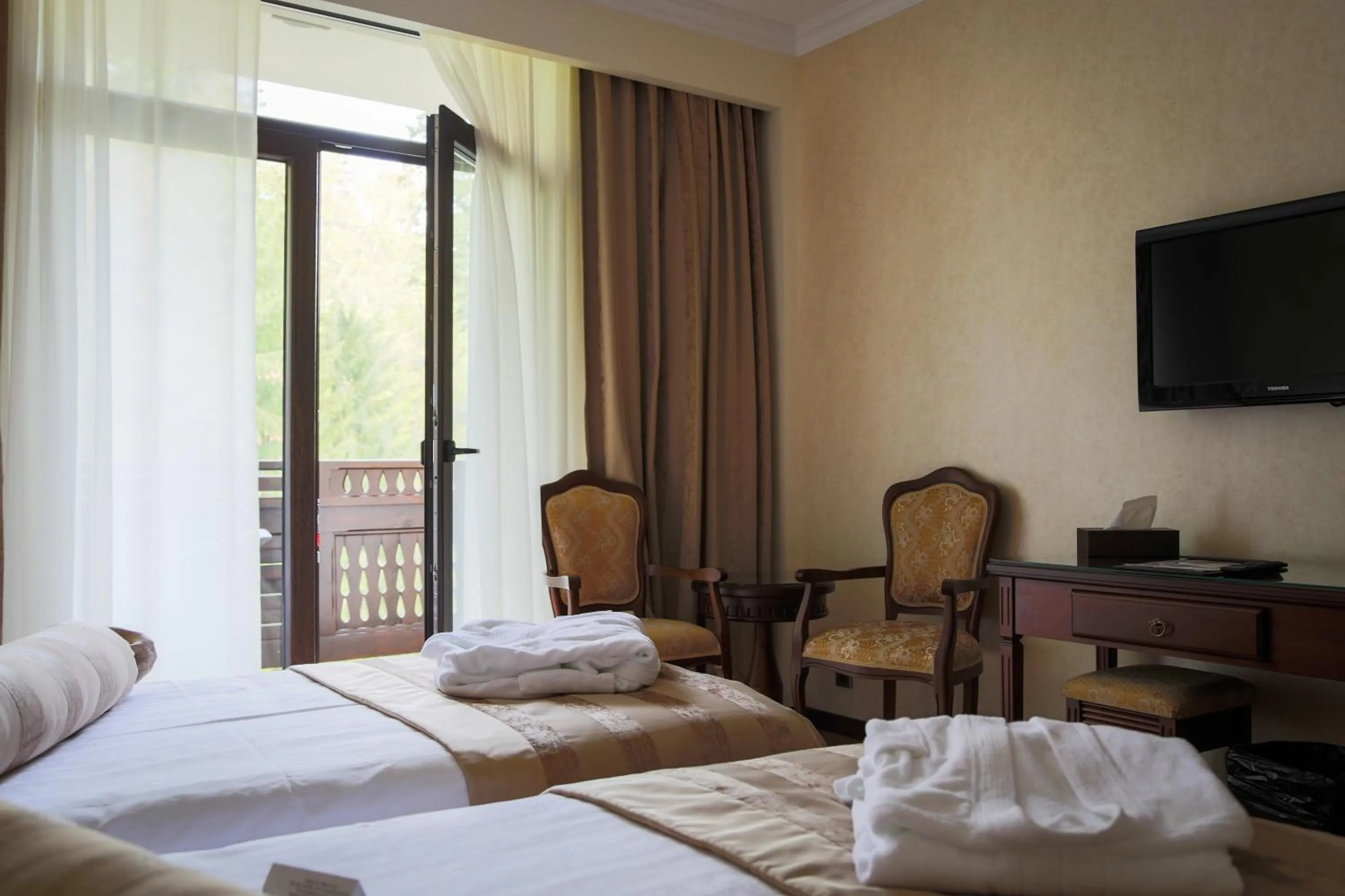 Photo of the whole room, Bed in Hotel Foisorul cu Flori