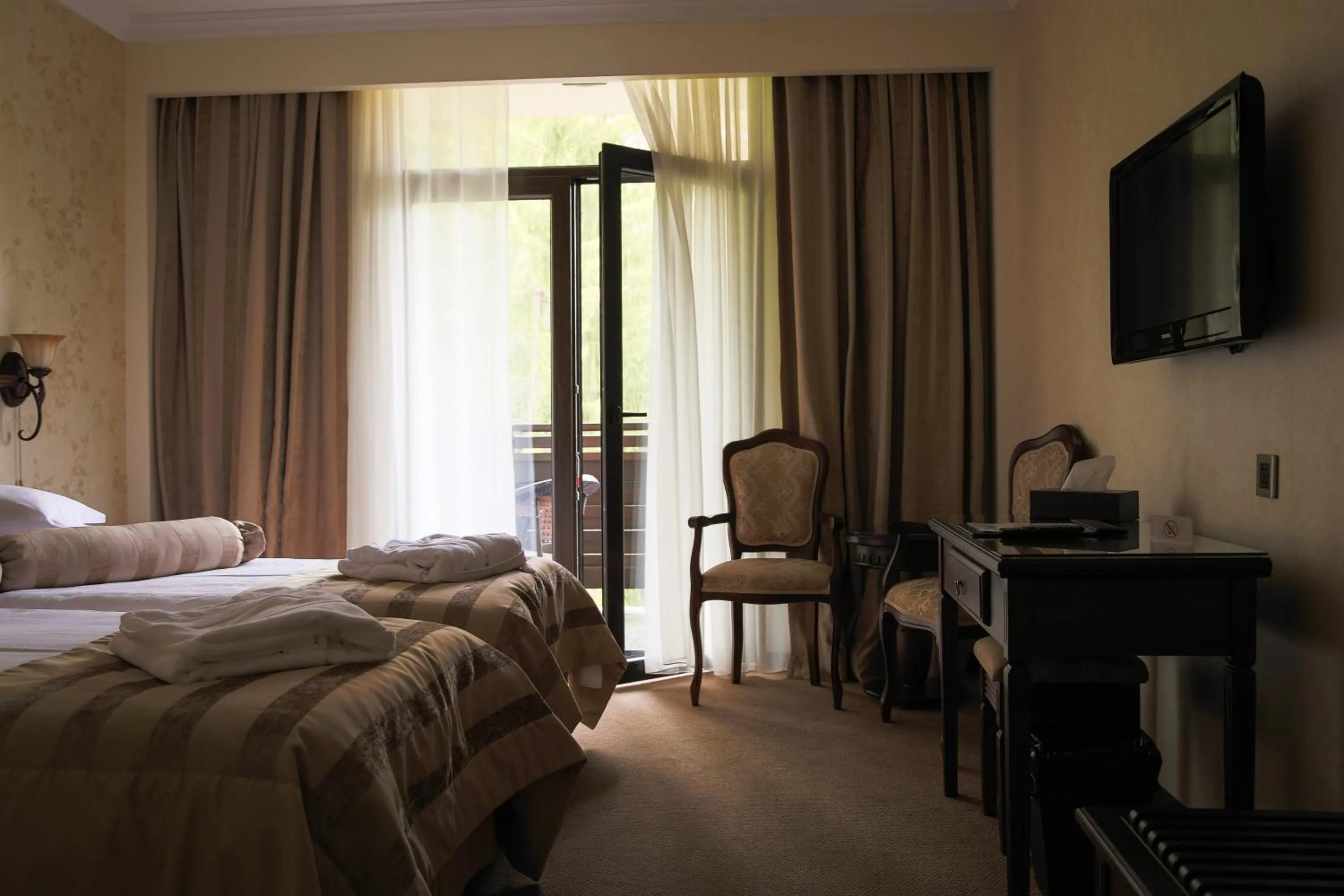 Photo of the whole room, Bed in Hotel Foisorul cu Flori