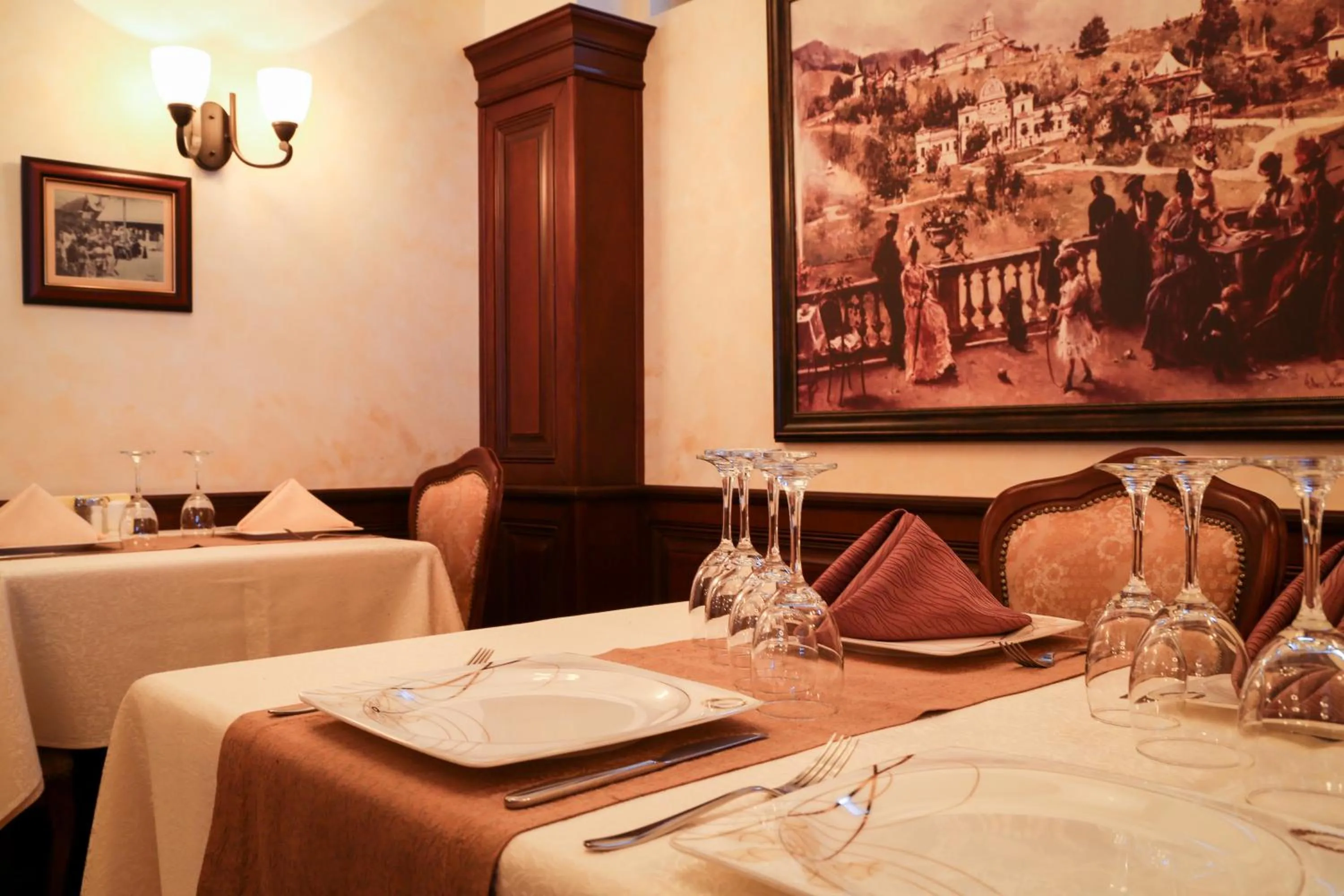 Restaurant/places to eat in Hotel Foisorul cu Flori