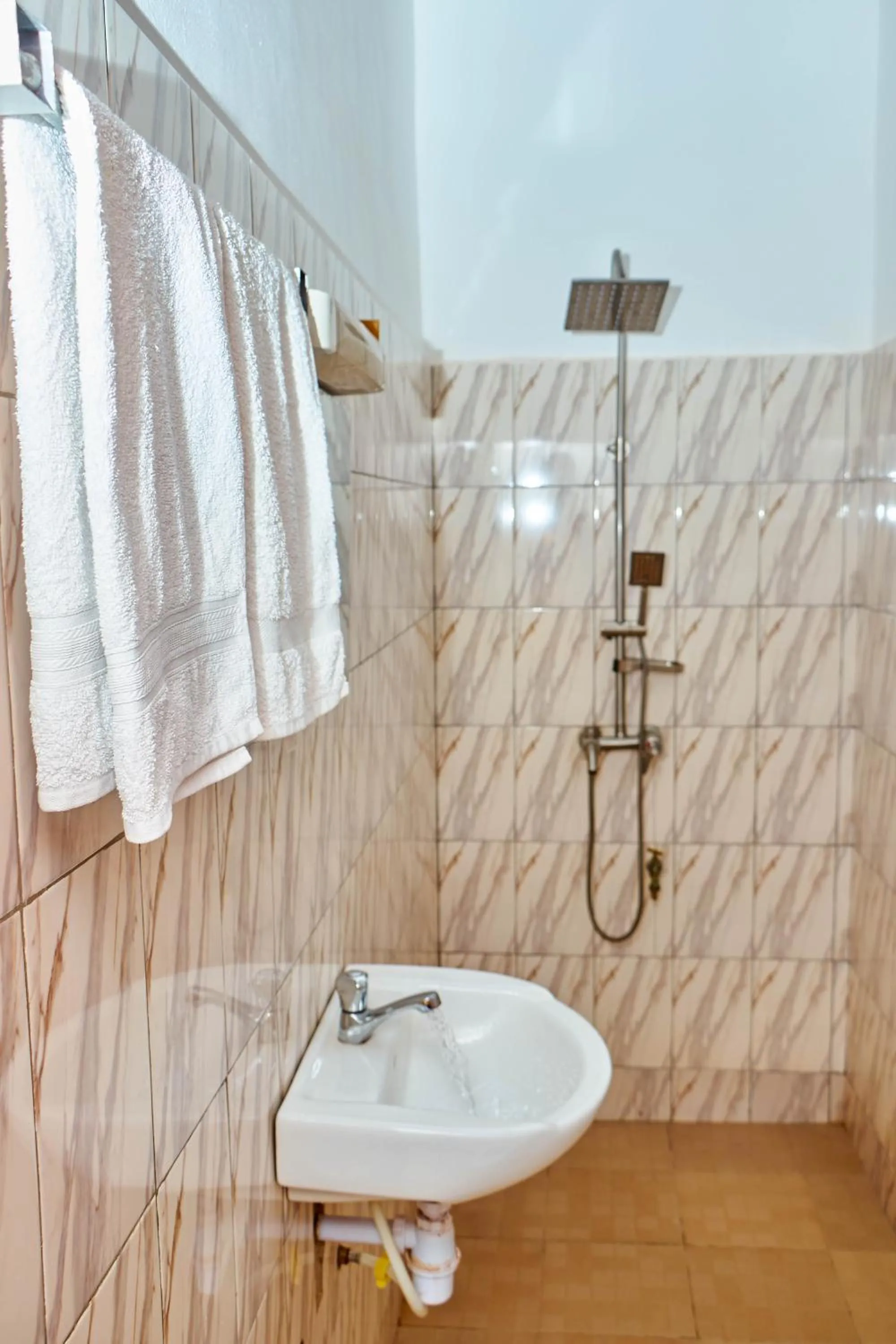 Shower in Chez Sabine