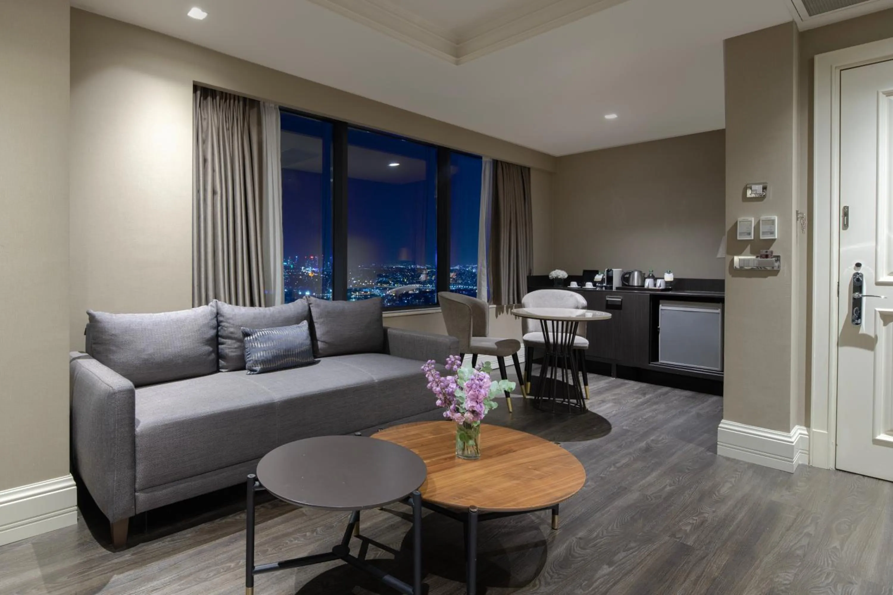 Living room in Windsor Hotel & Convention Center Istanbul