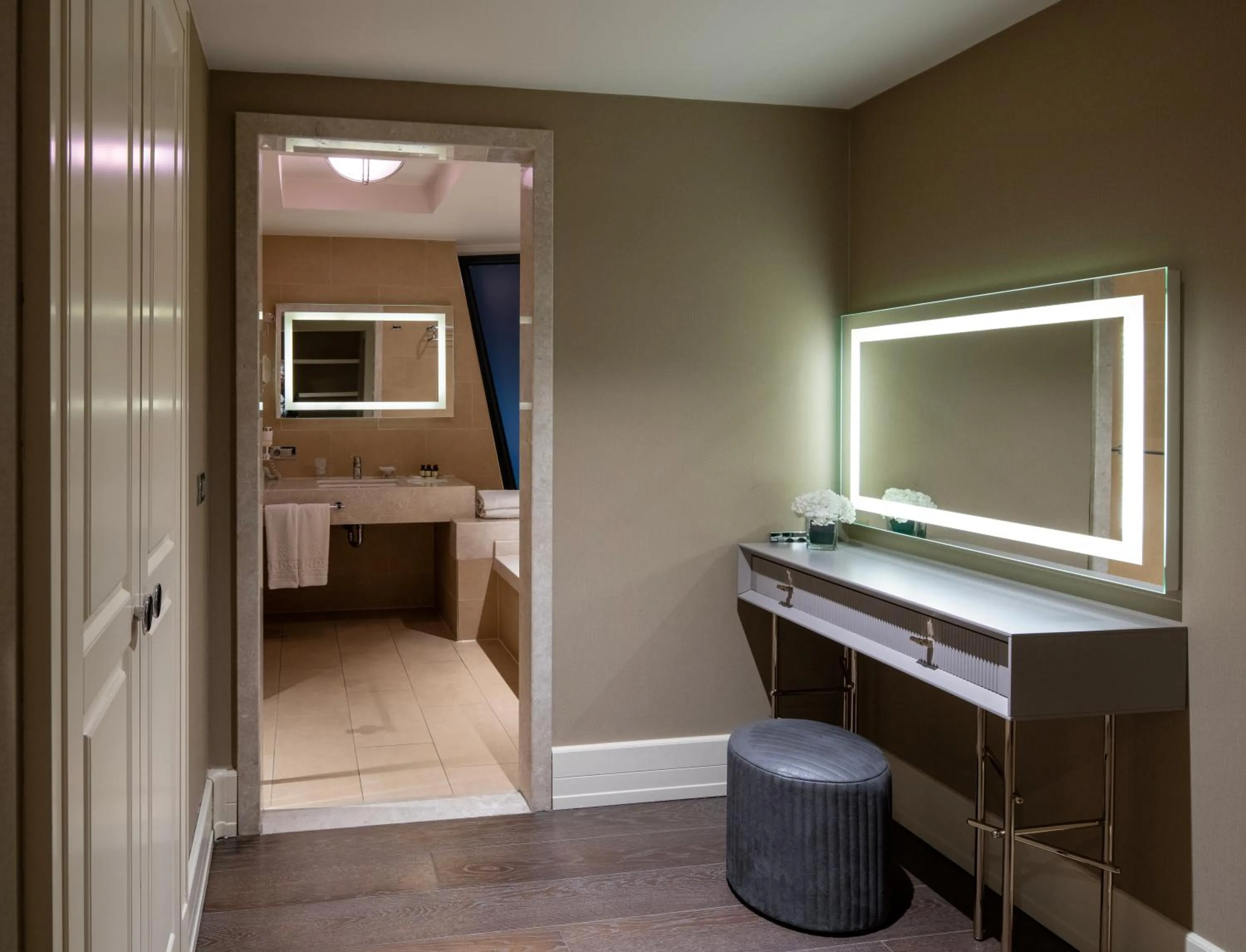 hair dresser, Bed in Windsor Hotel & Convention Center Istanbul