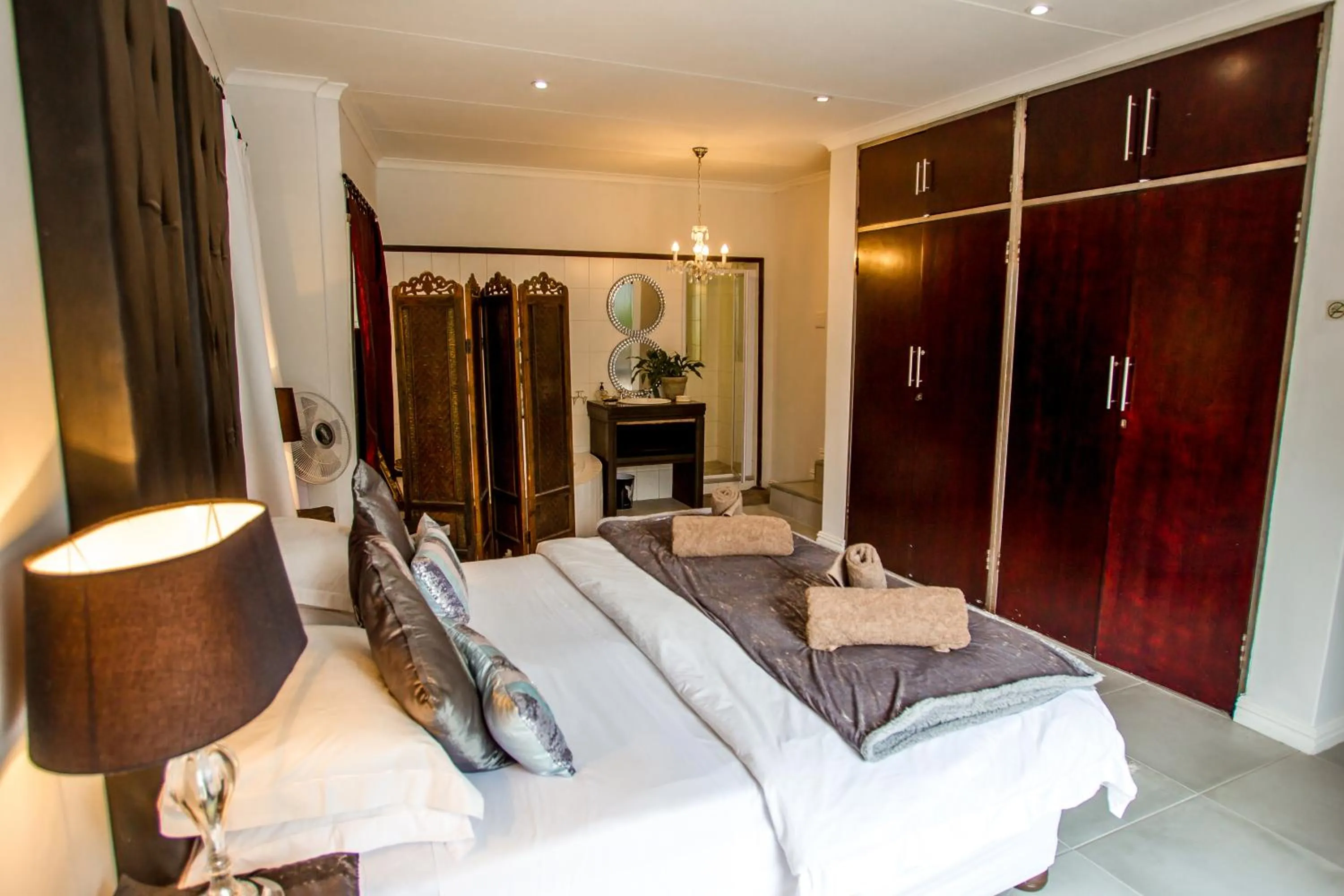 Bathroom, Bed in A Whale of a View Bed & Breakfast