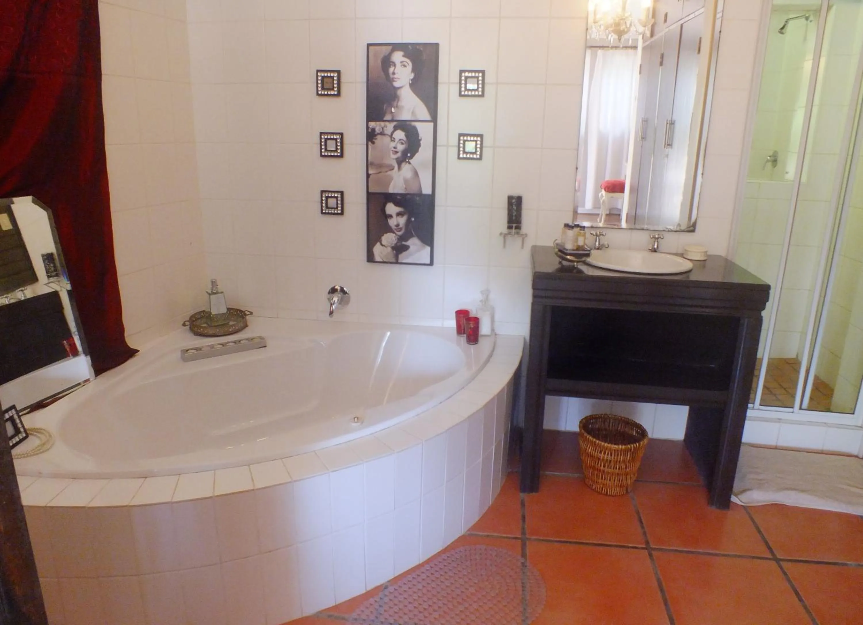 Bathroom in A Whale of a View Bed & Breakfast