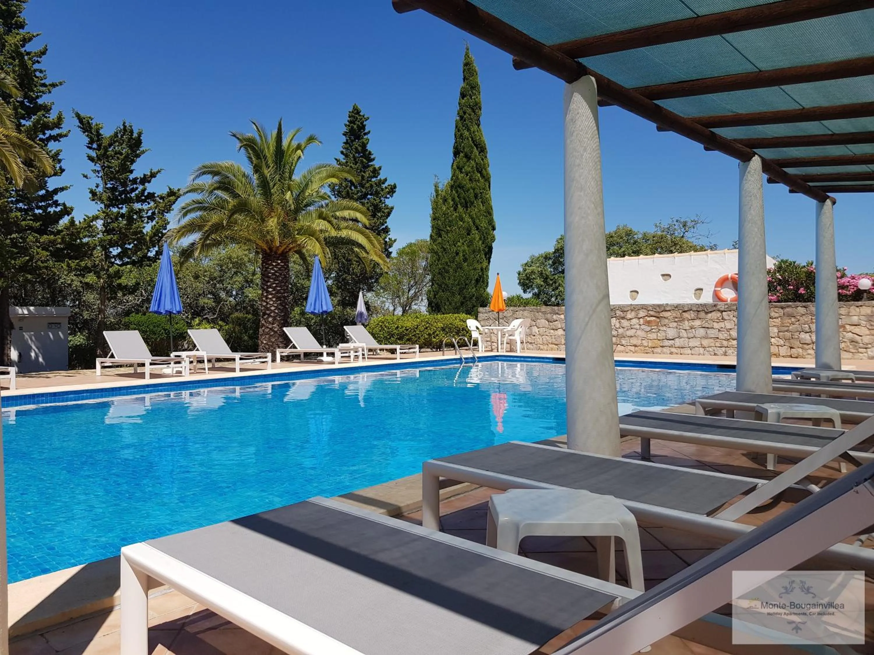 Swimming pool in Monte-Bougainvillea