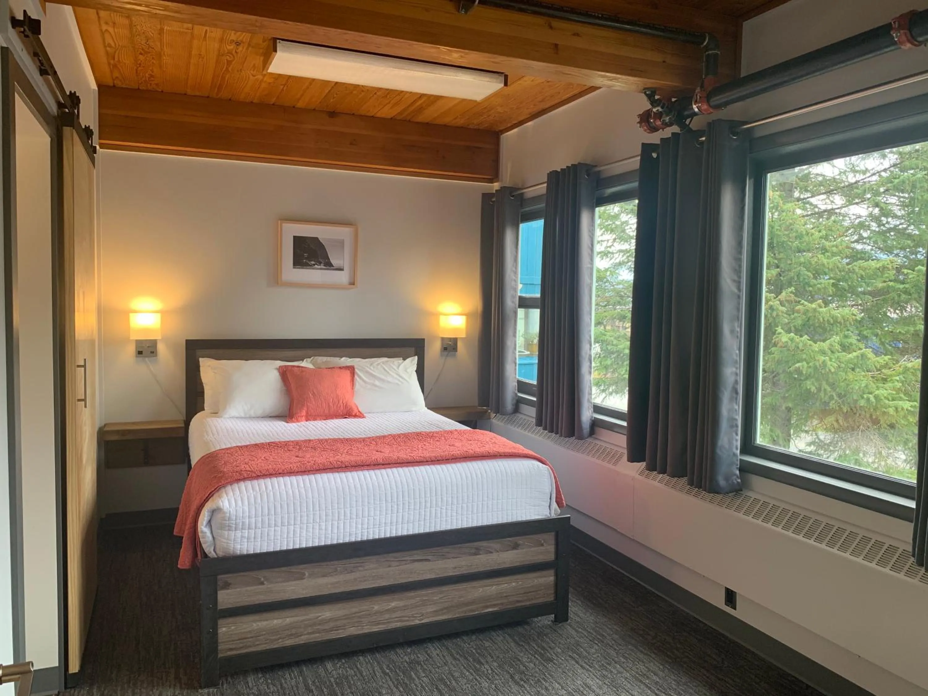Bed in Seward Adventure Lodge