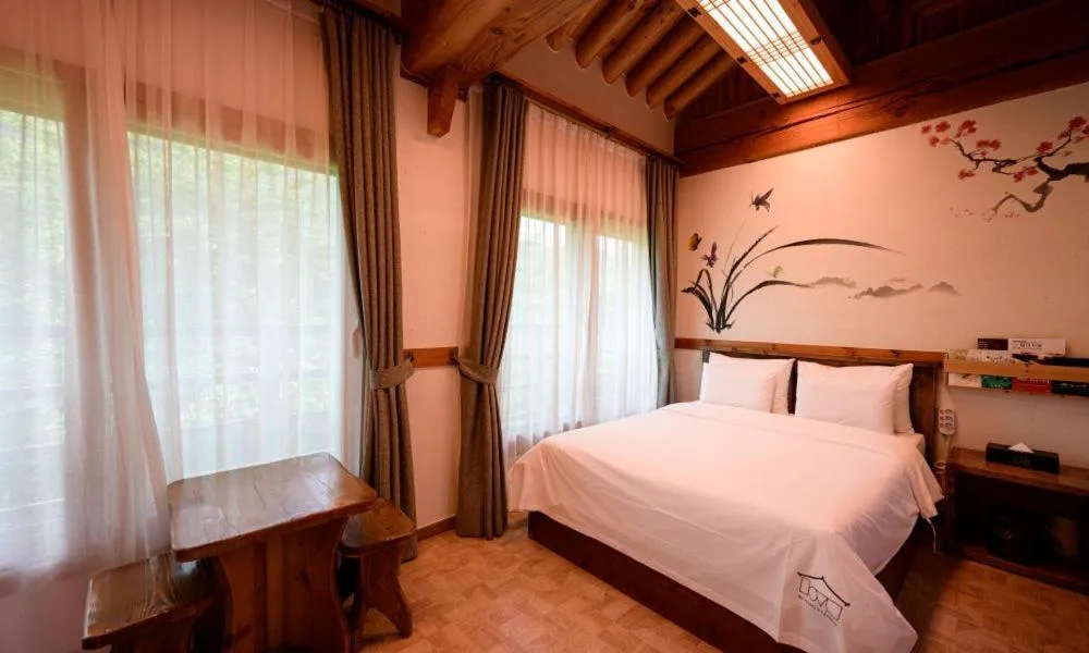 Bed in Jeonju Wangyijimil Hanok Hotel