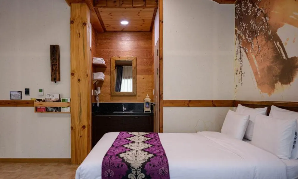 Bed in Jeonju Wangyijimil Hanok Hotel