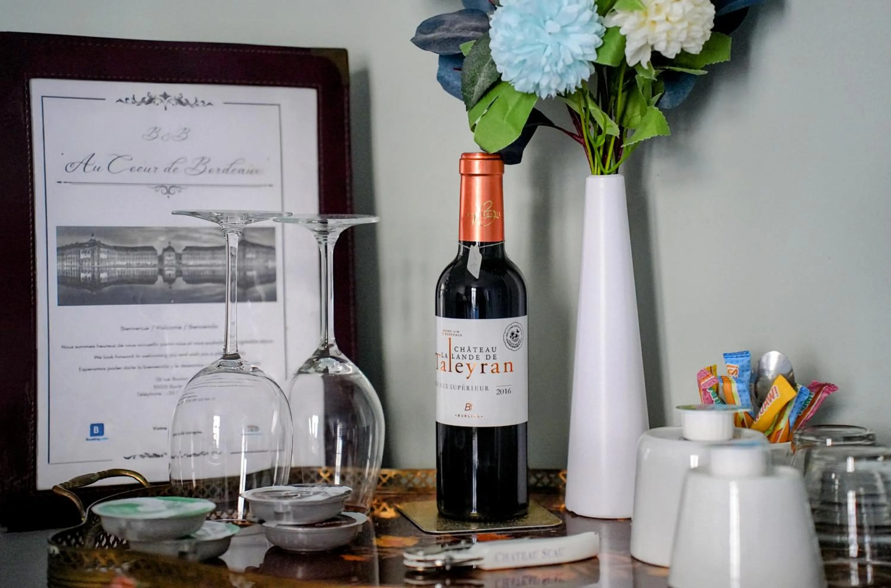 Coffee/tea facilities in Au Coeur de Bordeaux B&B