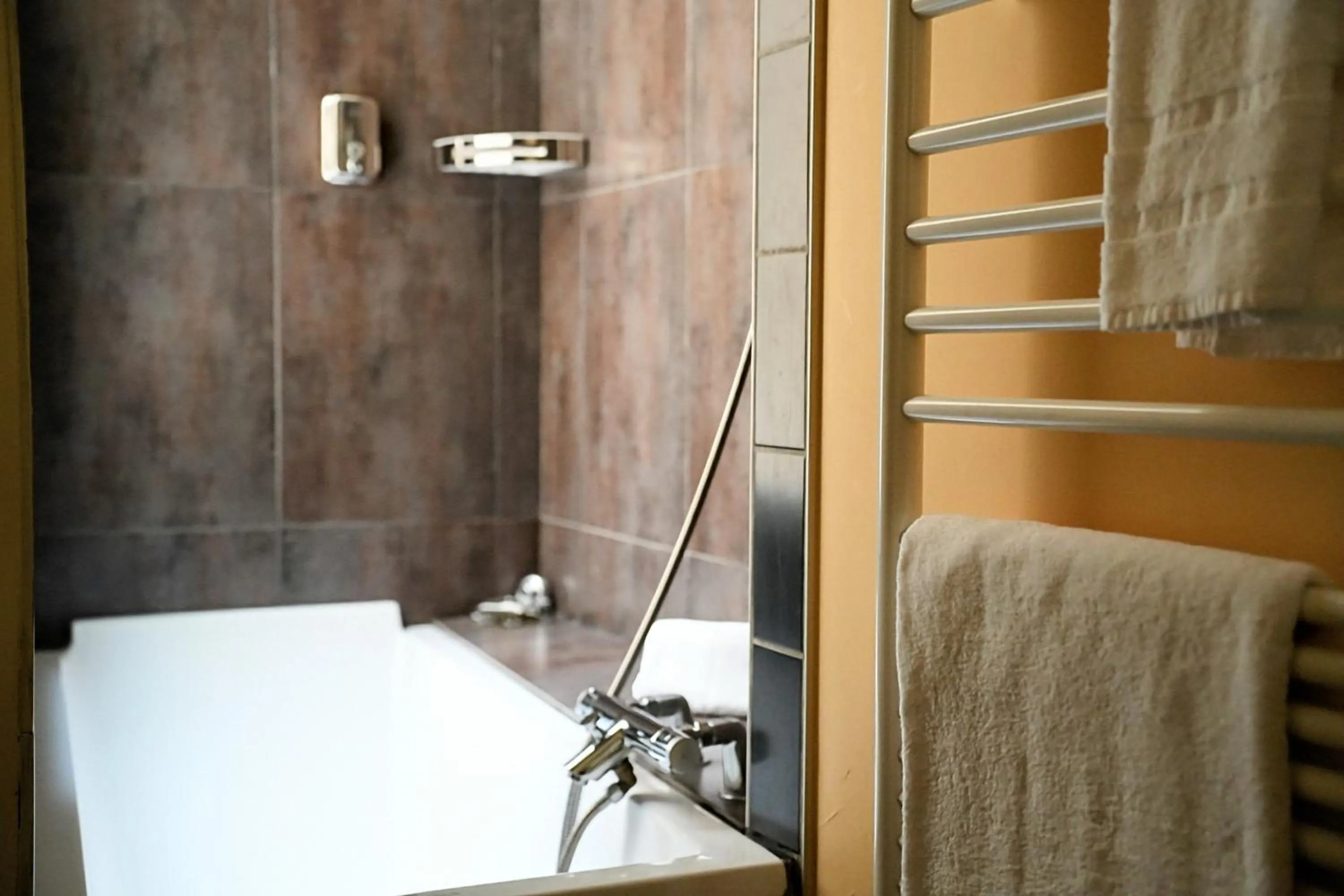 Bathroom, Bed in Au Coeur de Bordeaux B&B