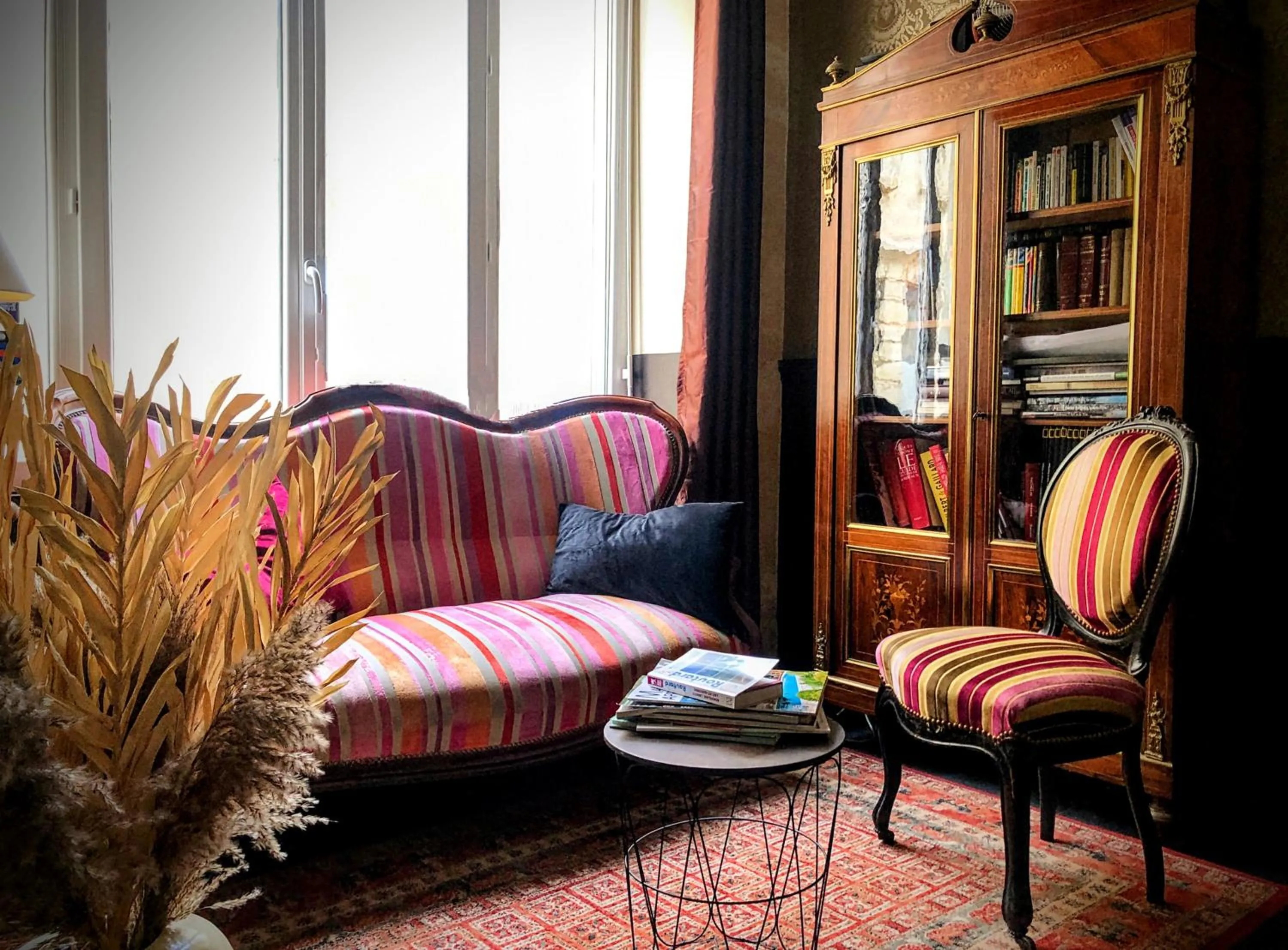 Library in Au Coeur de Bordeaux B&B