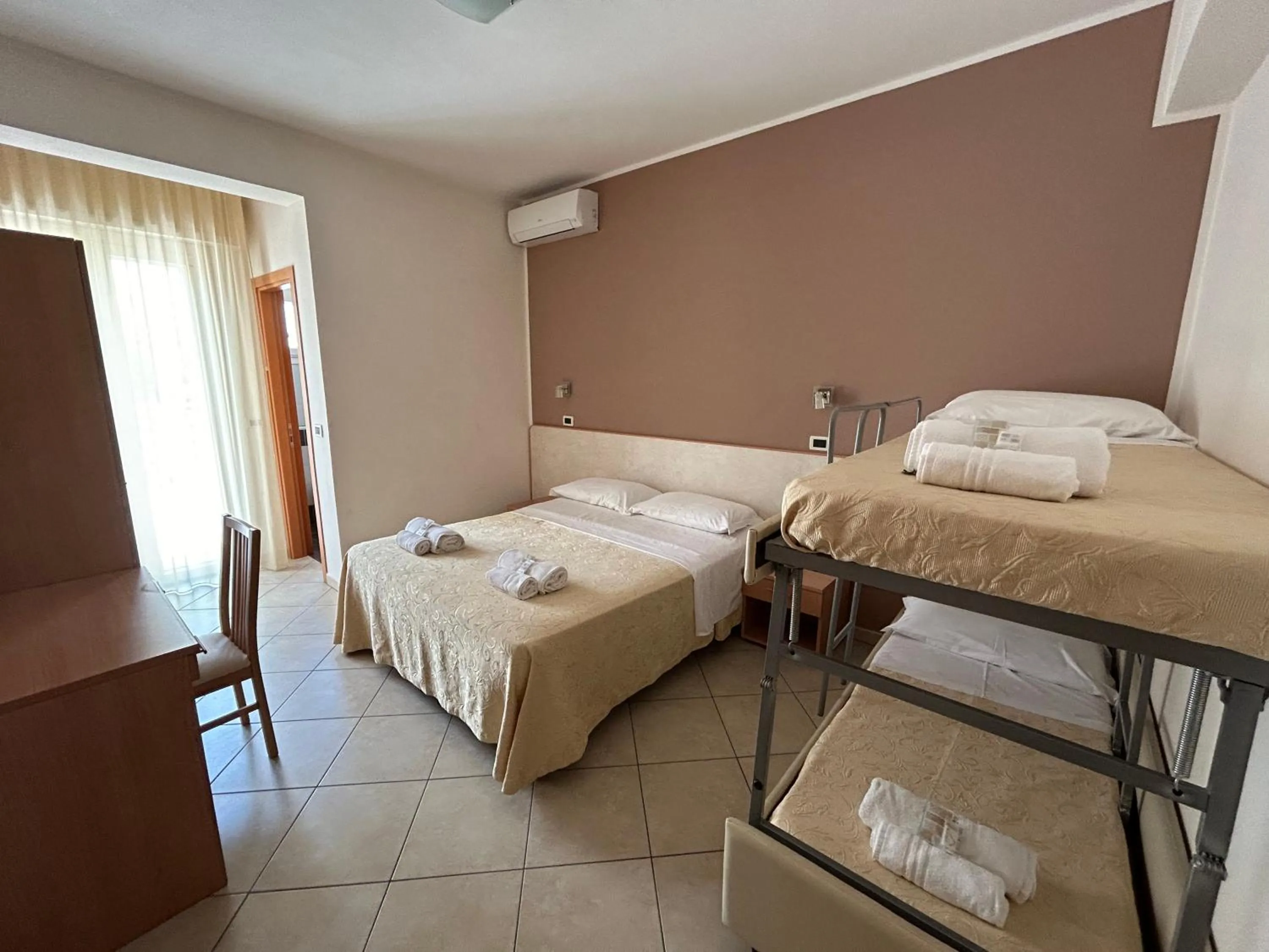 Bed in Hotel Favorita