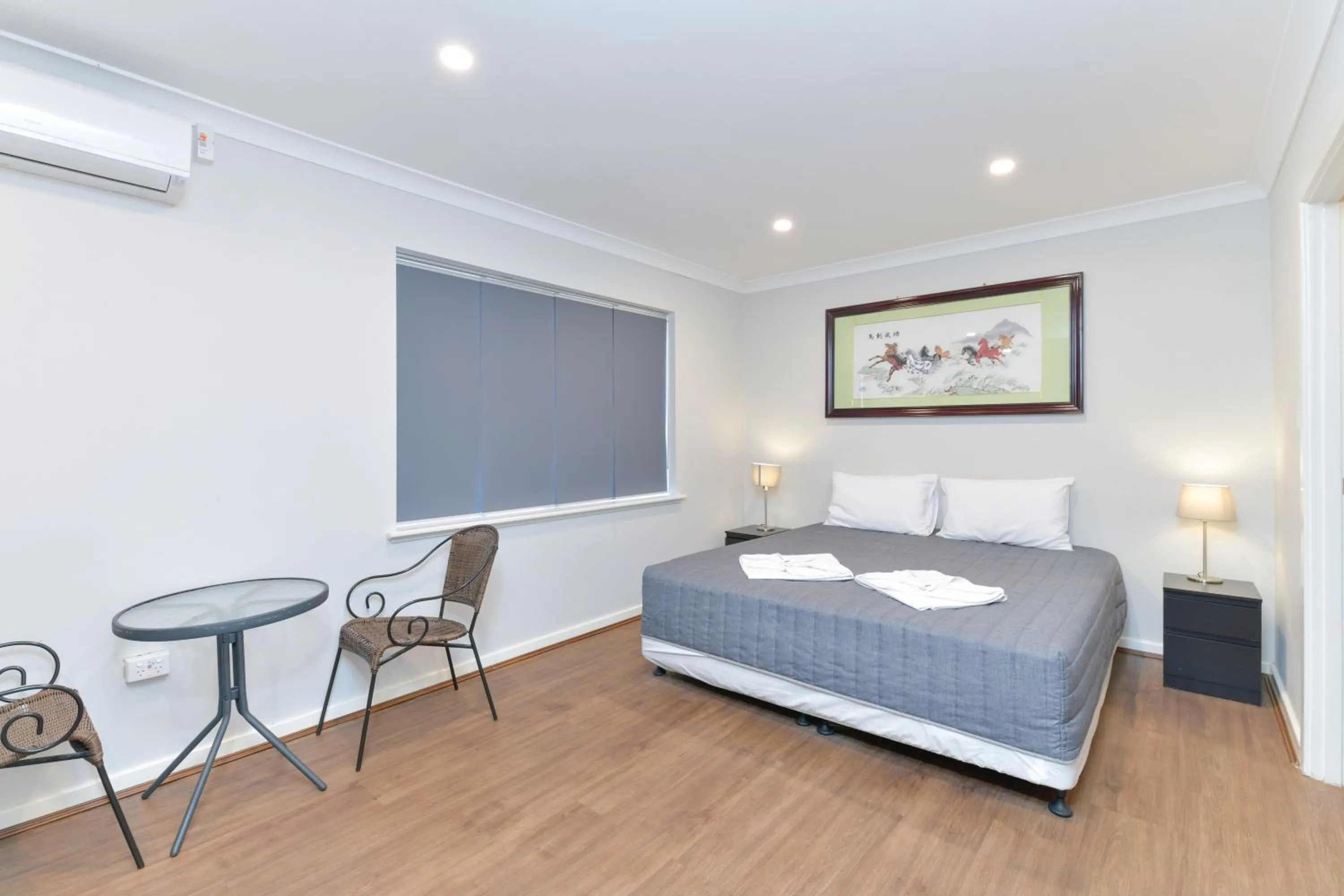 Bedroom, Bed in Platinum Motel