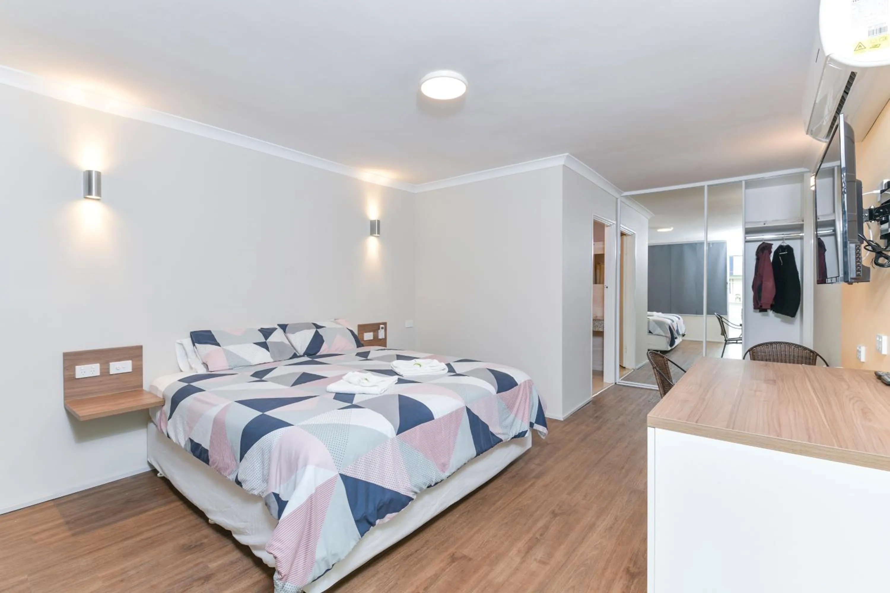 Photo of the whole room, Bed in Platinum Motel