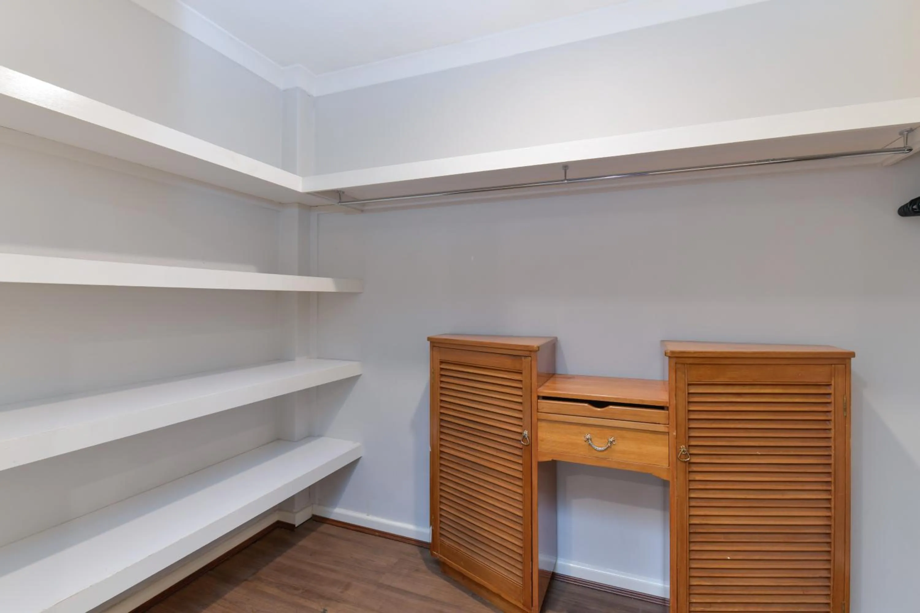 wardrobe, Bed in Platinum Motel